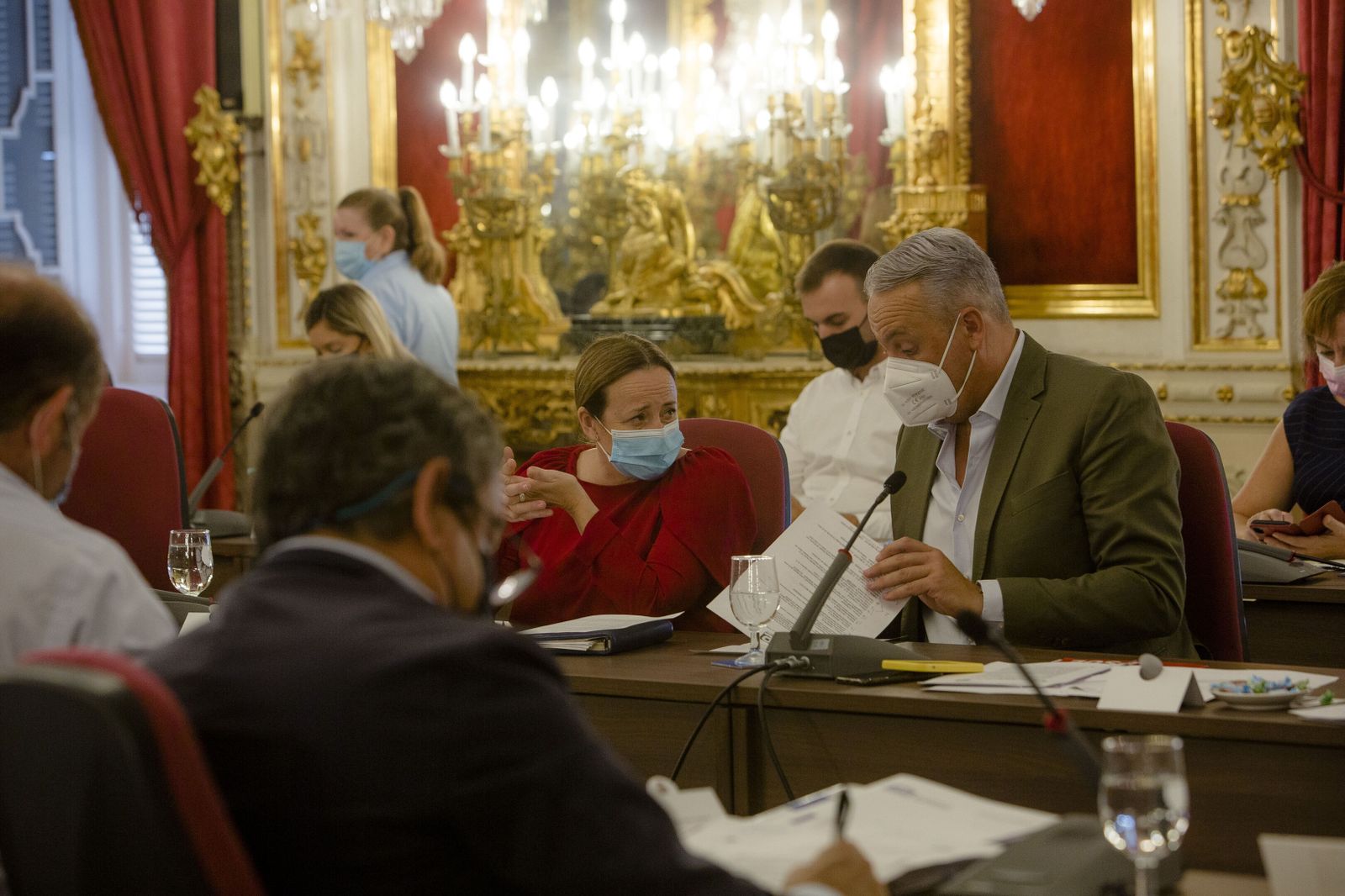 La diputada de Empleo, Encarna Niño, y el de Hacienda, Juan Carlos Ruiz Boix, durante un pleno.