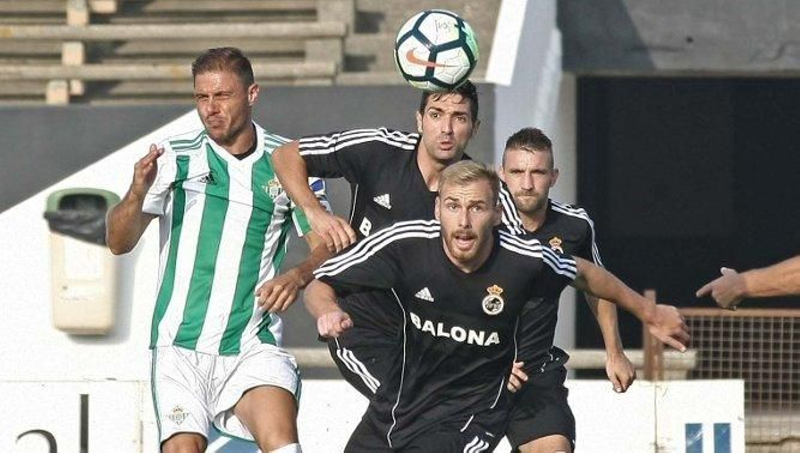 Joe y Olmo se adelantan a Joaquín en el amistoso entre Balona y Betis del pasado verano.