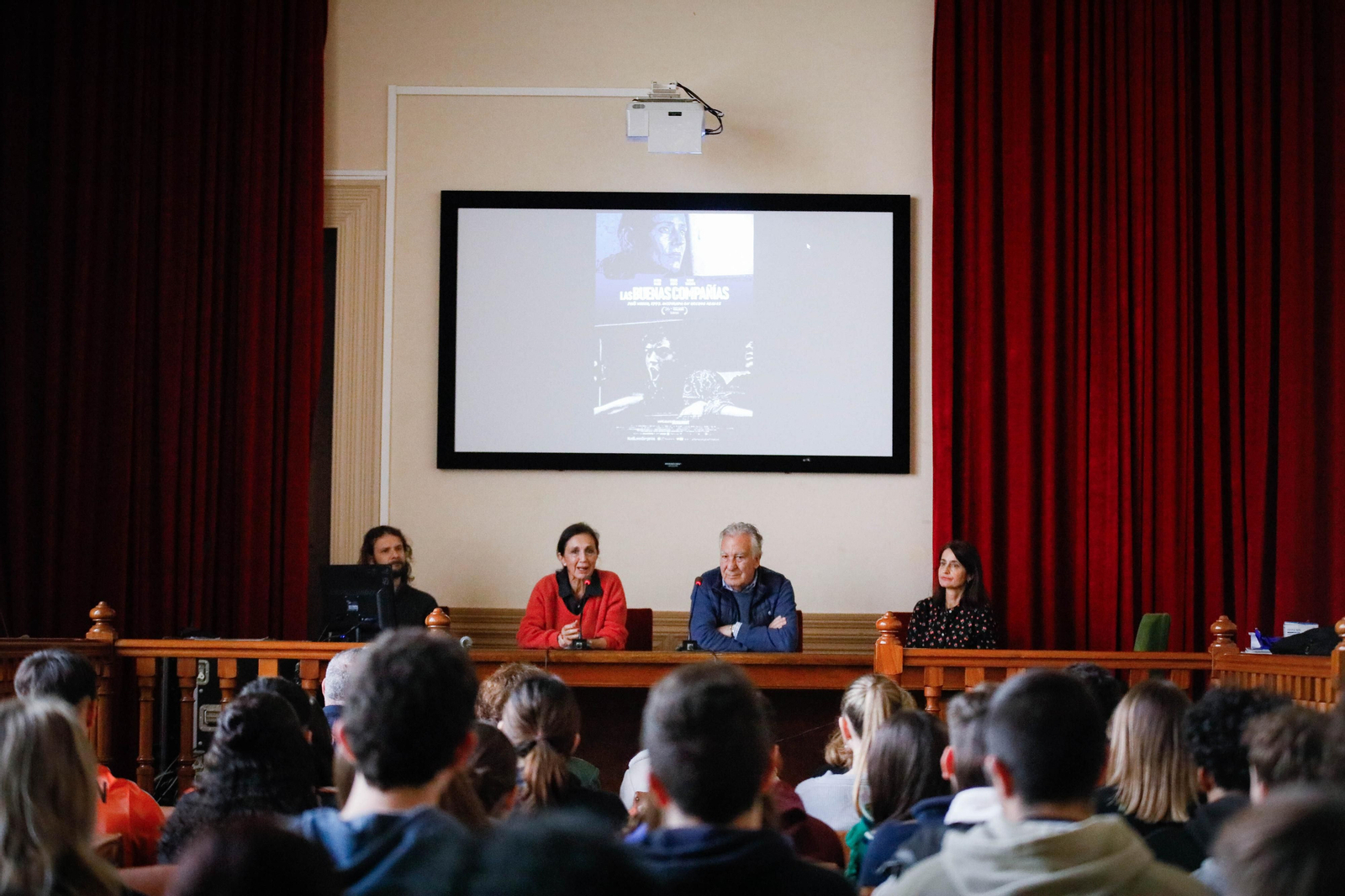 Gran afluencia de alumnos al encuentro con Silvia Munt.