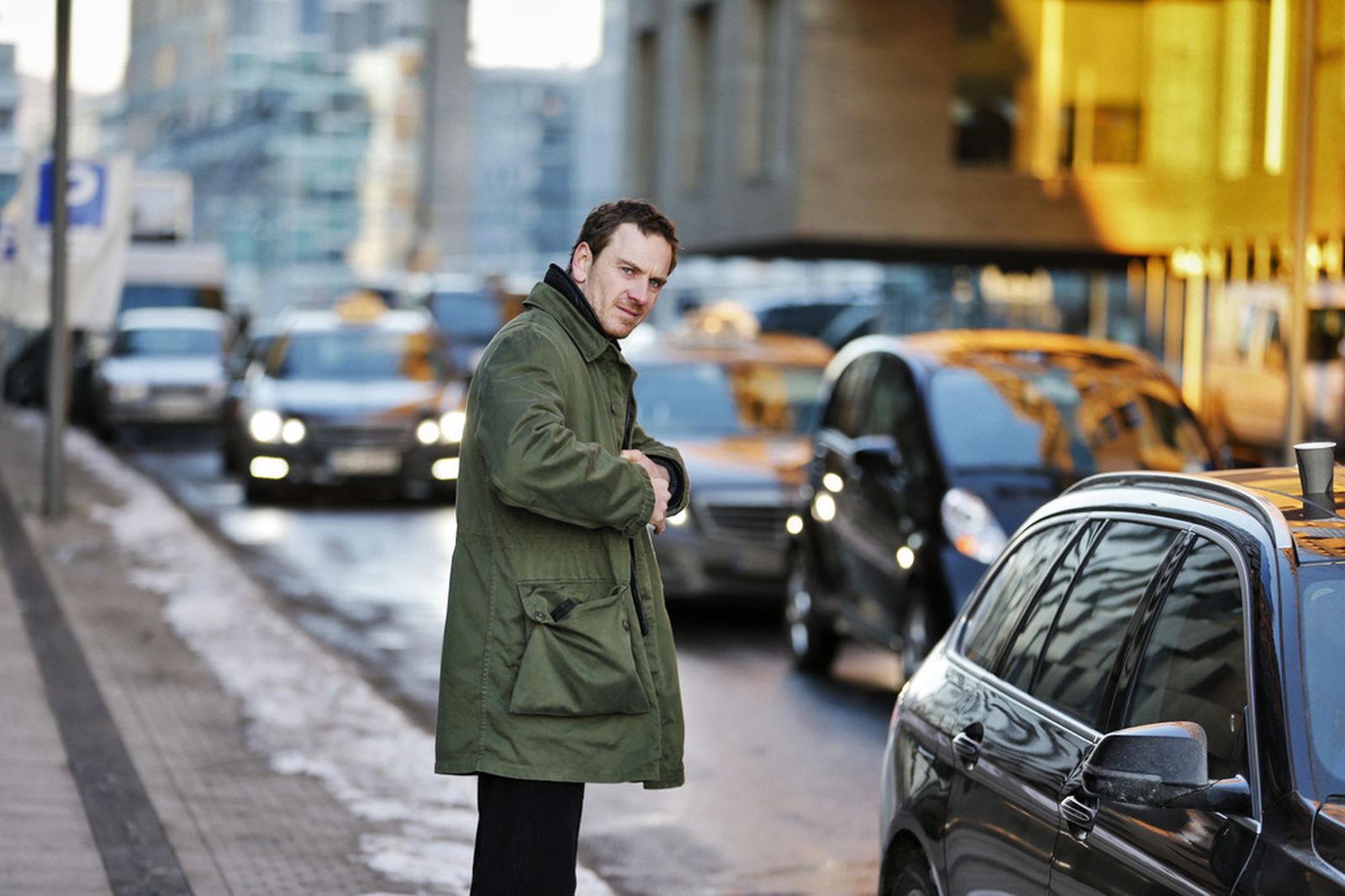 Michael Fassbender, en el papel del detective Harry Hole, en la adaptación cinematográfica de 'El muñeco de nieve'.