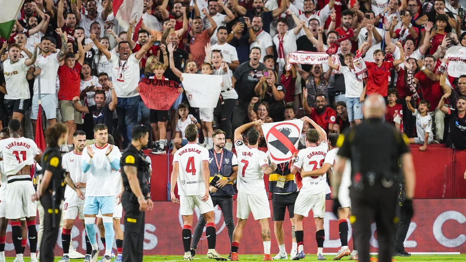 Isaac Romero, junto a Carmona, muestra el escudo 'anti Betis'