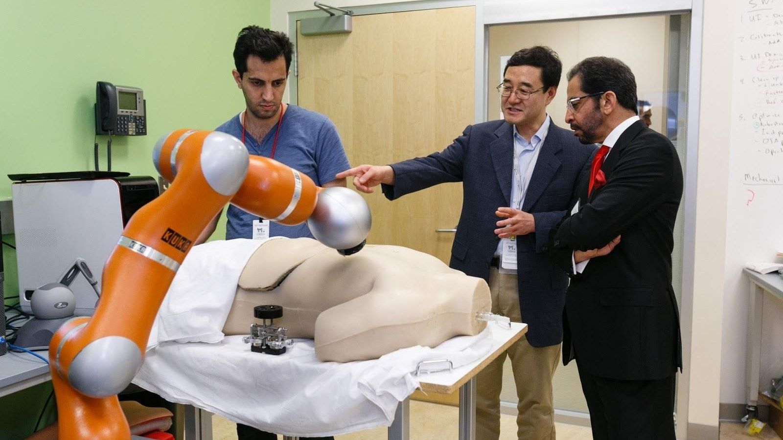 El jeque supervisa el equipamiento de un nuevo hospital infantil El jeque supervisa el equipamiento de un nuevo hospital infantil