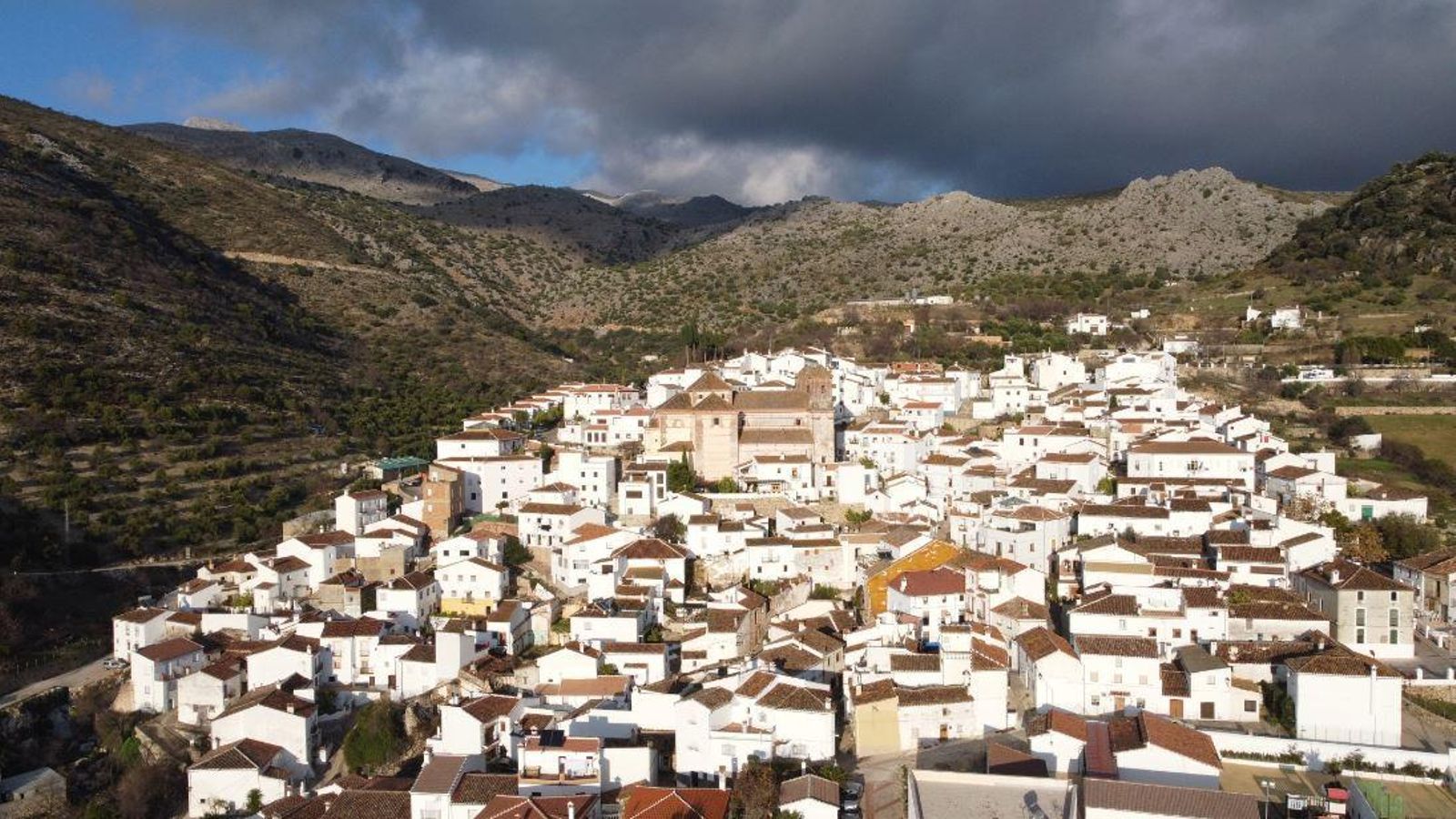 Una vista panorámica de Alpandeire. Una vista panorámica de Alpandeire.