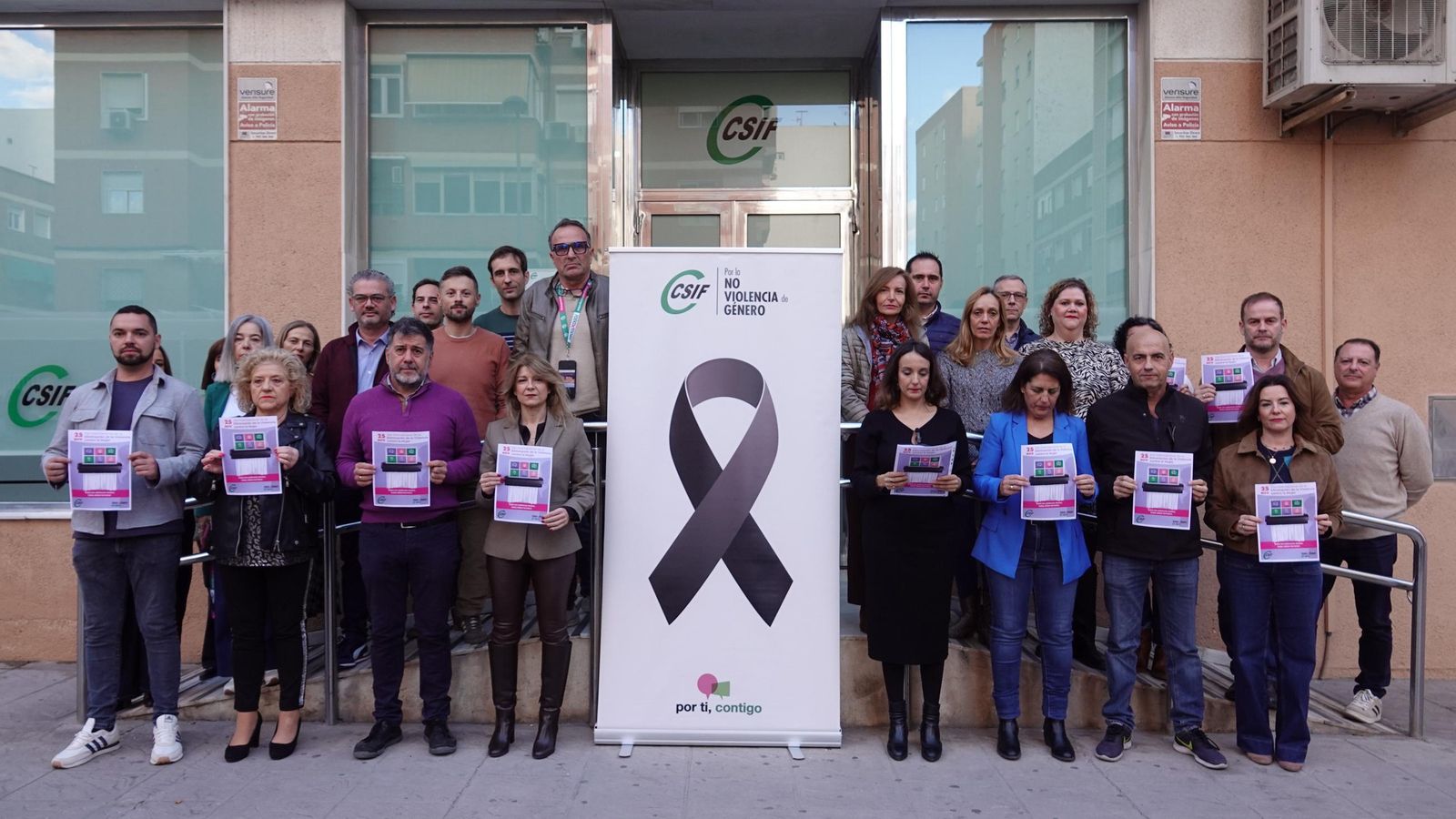 Lectura del manifiesto en la puerta de la sede de CSIF en Almería