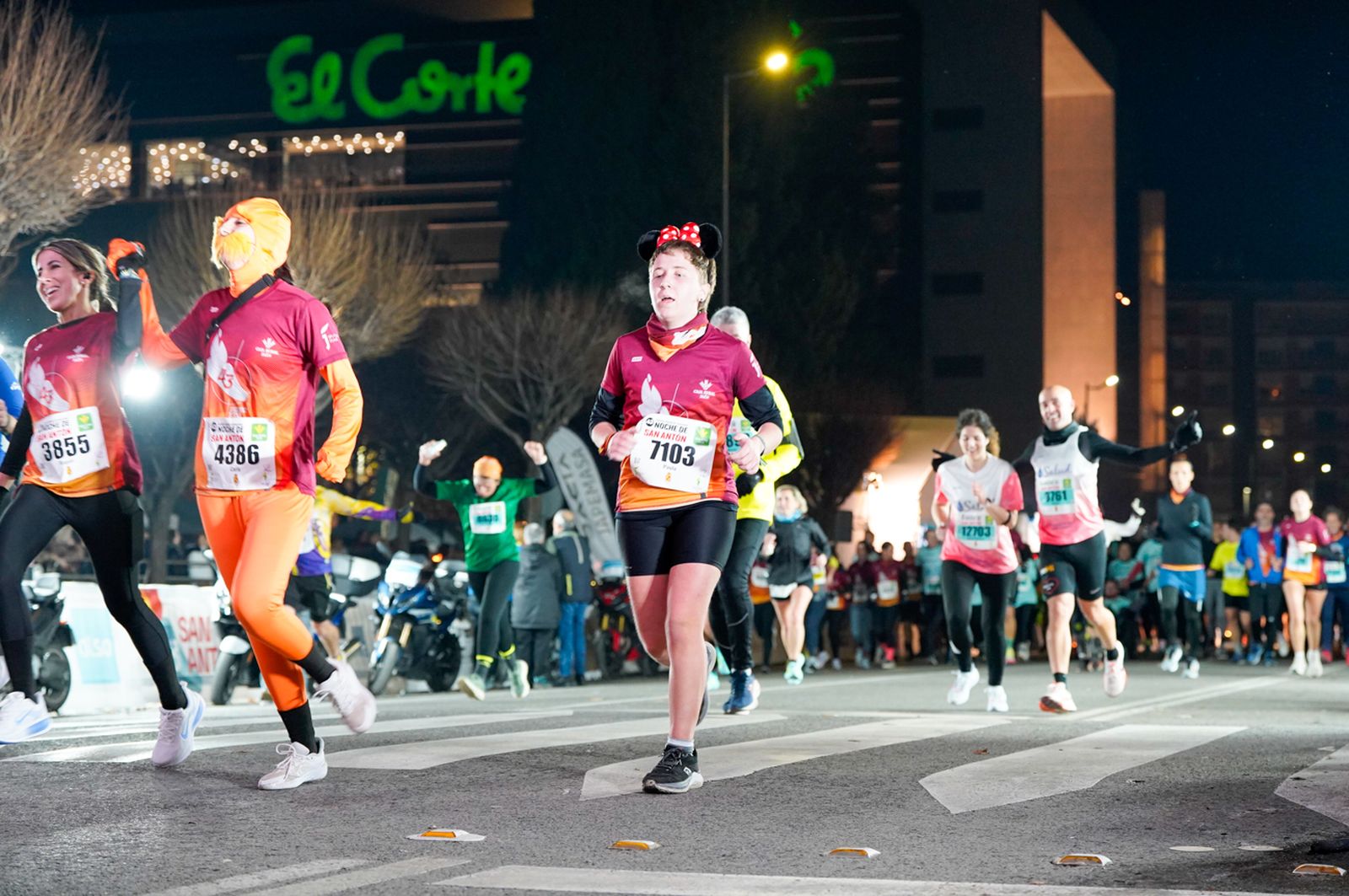 En imágenes: búscate en tu llegada a meta de la Carrera de San Antón 2026 (17)