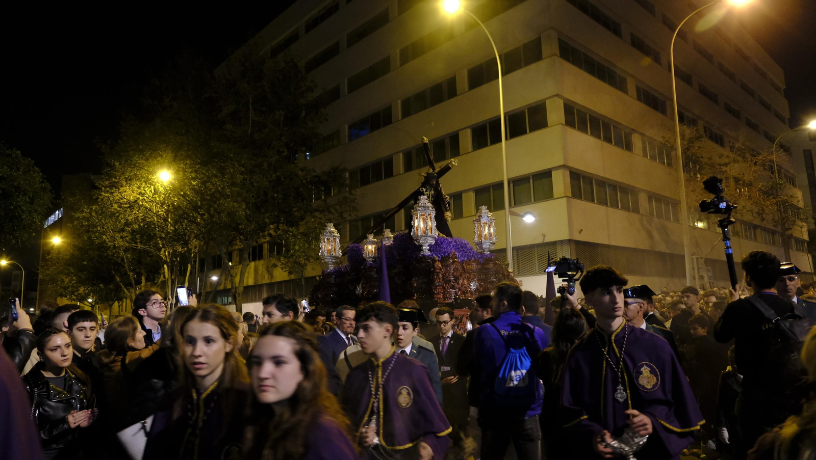 Pasión vuelve a su Iglesia de Santa Teresa azotada por la lluvia