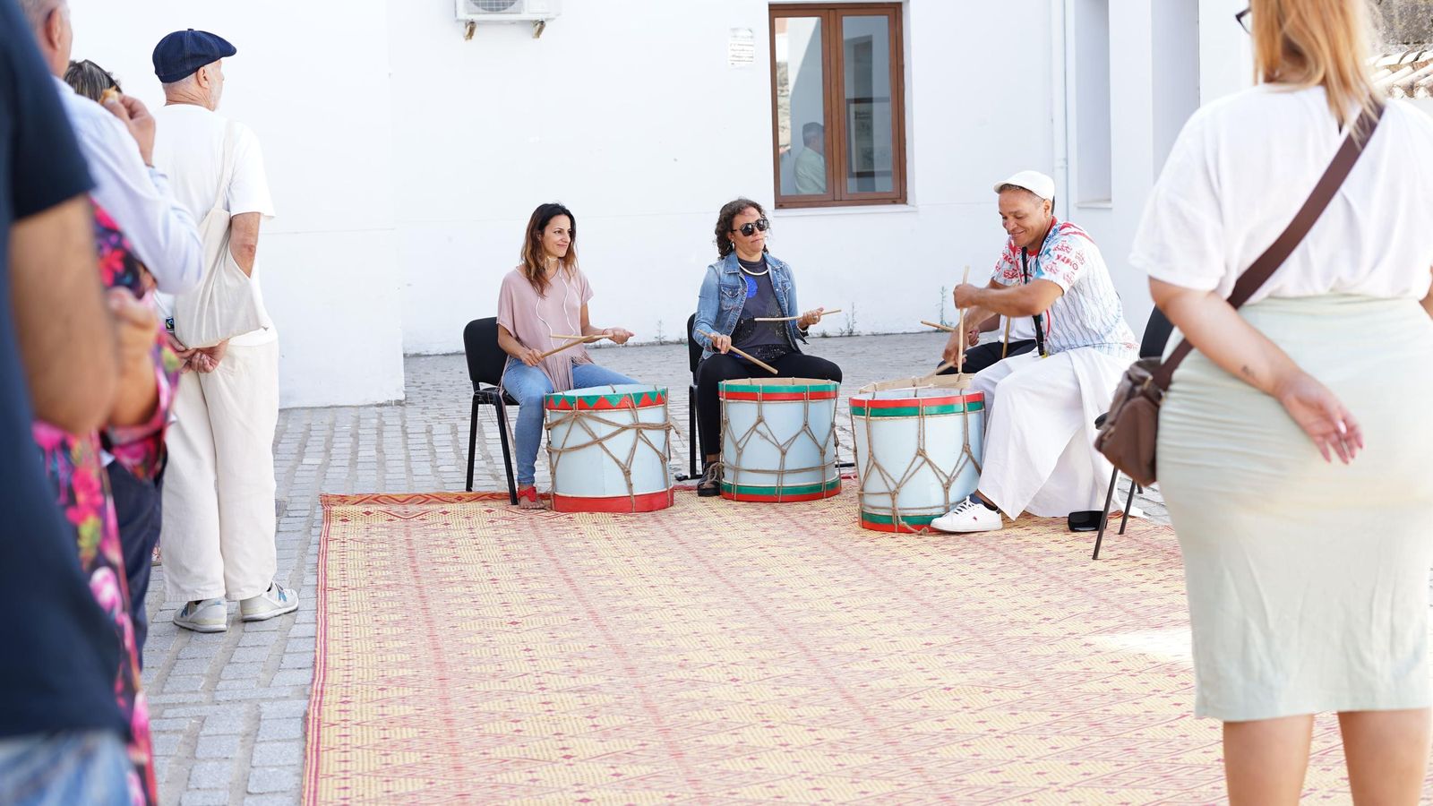 Fotos de la exposición 'Huellas de ida y vuelta' de Márgenes y Vínculos en Tarifa