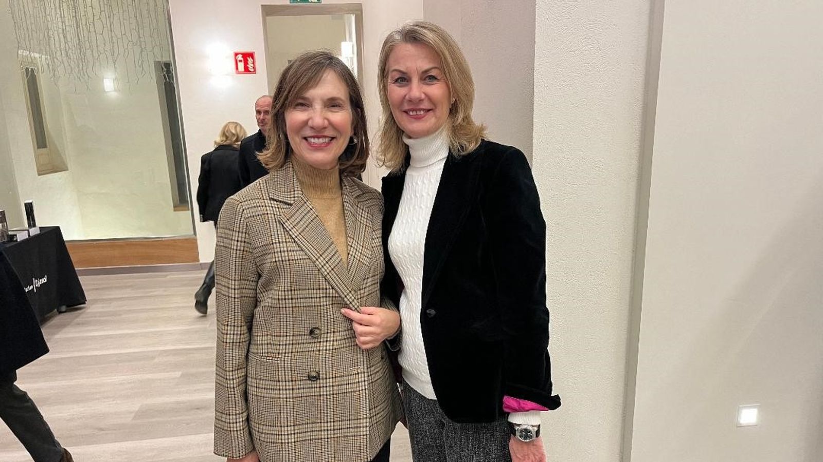 Lourdes Acosta e Isabel Mora coincidieron en la presentación en la Fundación Cajasol.