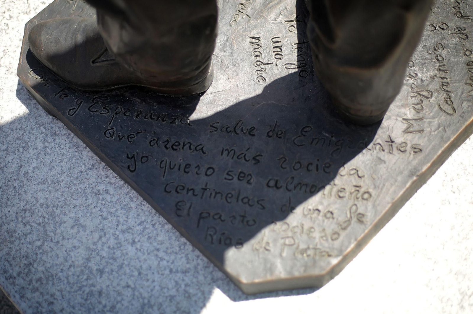 Imágenes del descubrimiento de la escultura en honor a Joseli Carrión