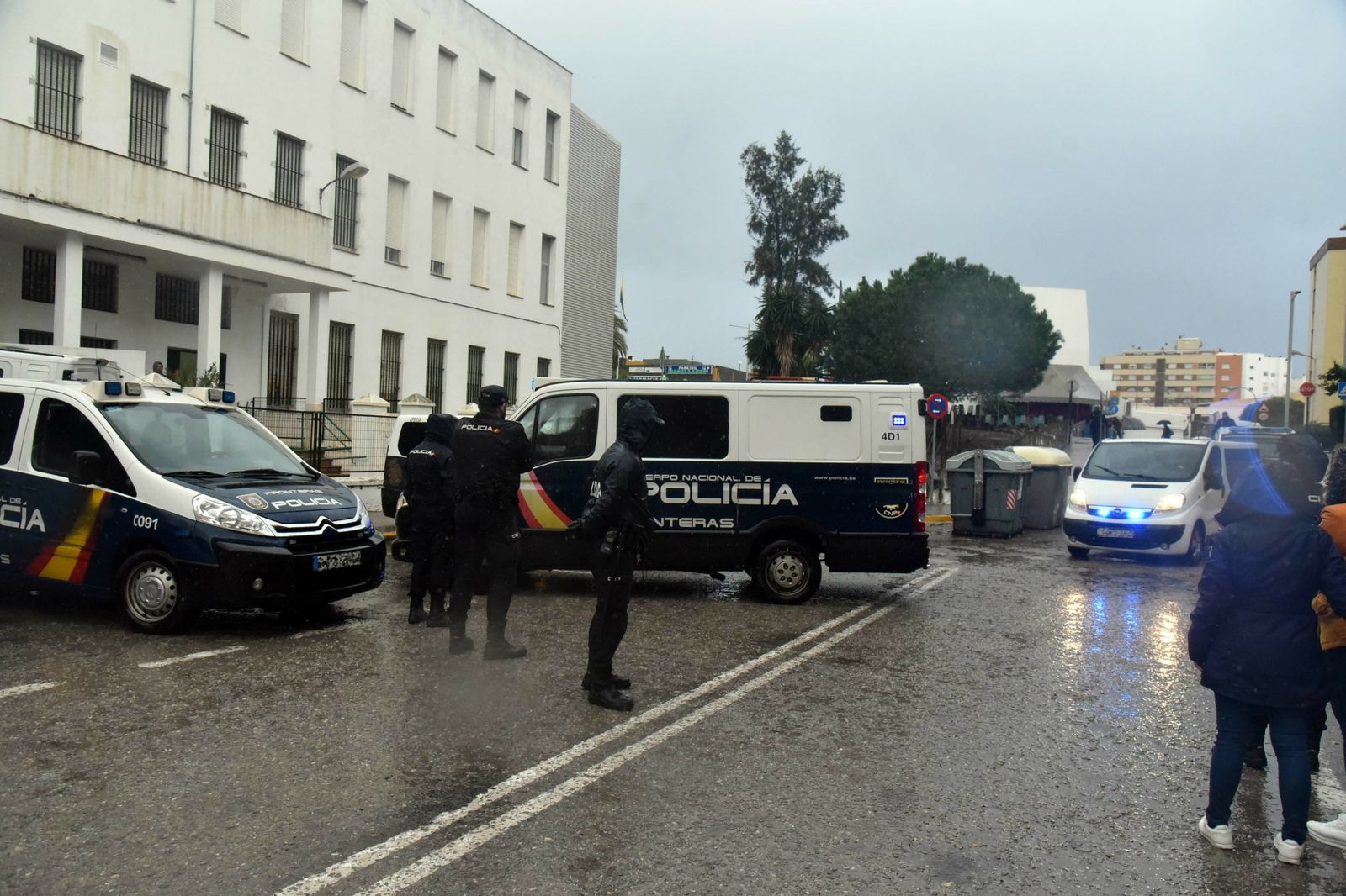 La Policía lleva a los detenidos en la operación Lupita contra el narcotráfico a los juzgados.