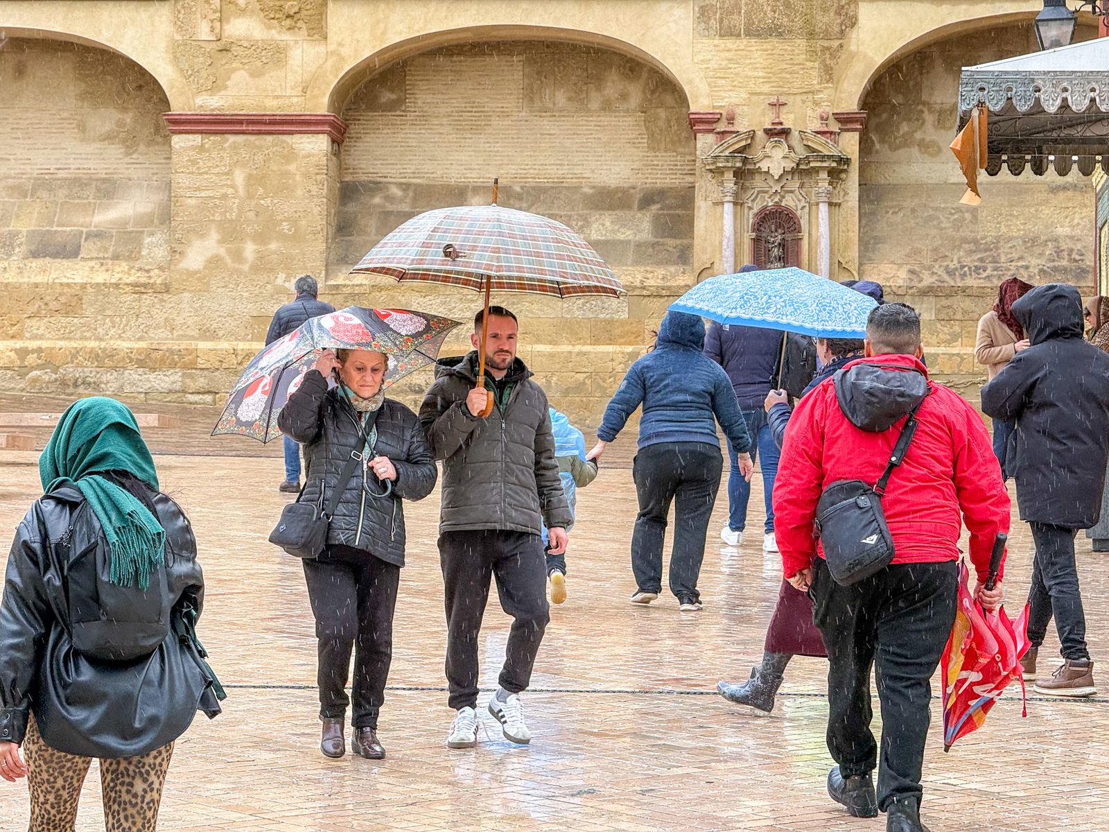 Las fuertes rachas de viento y la lluvia dejan las calles de Córdoba vacías