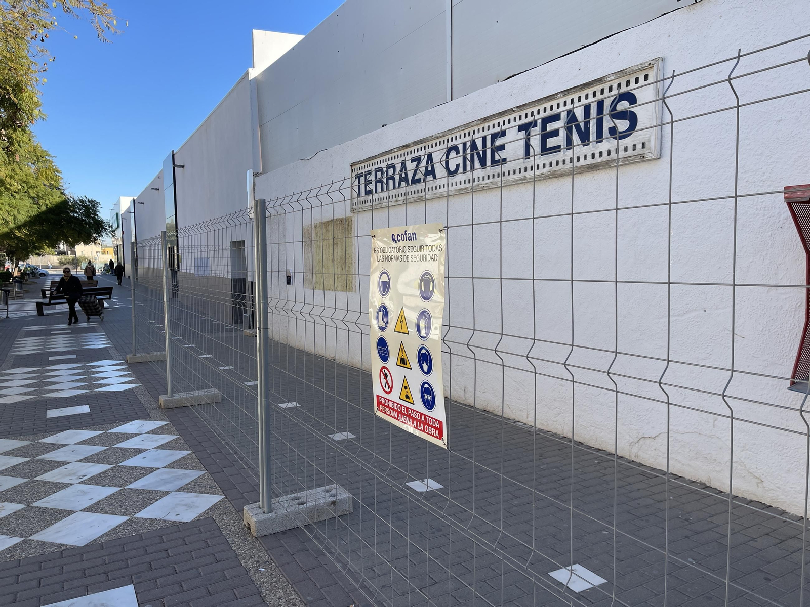 Las imágenes de la demolición del cine Tenis de Garrucha