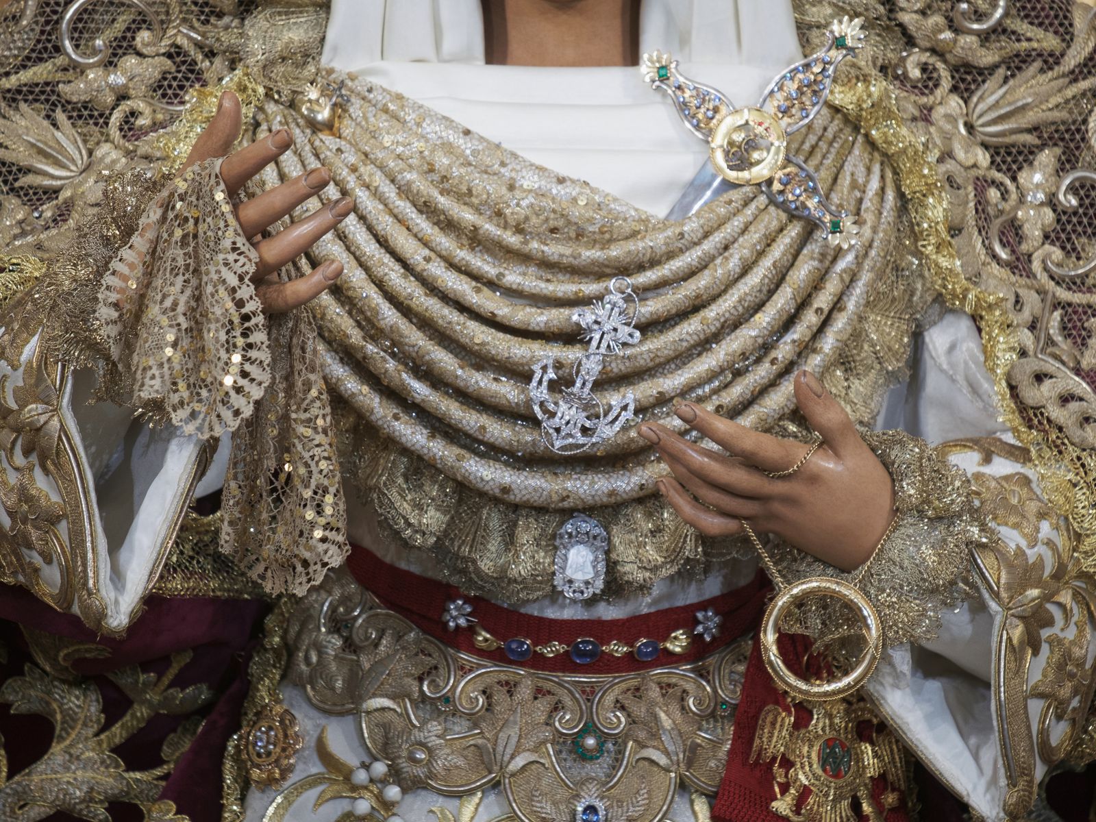 Las primeras imágenes de la reposición al culto de la Esperanza de Triana