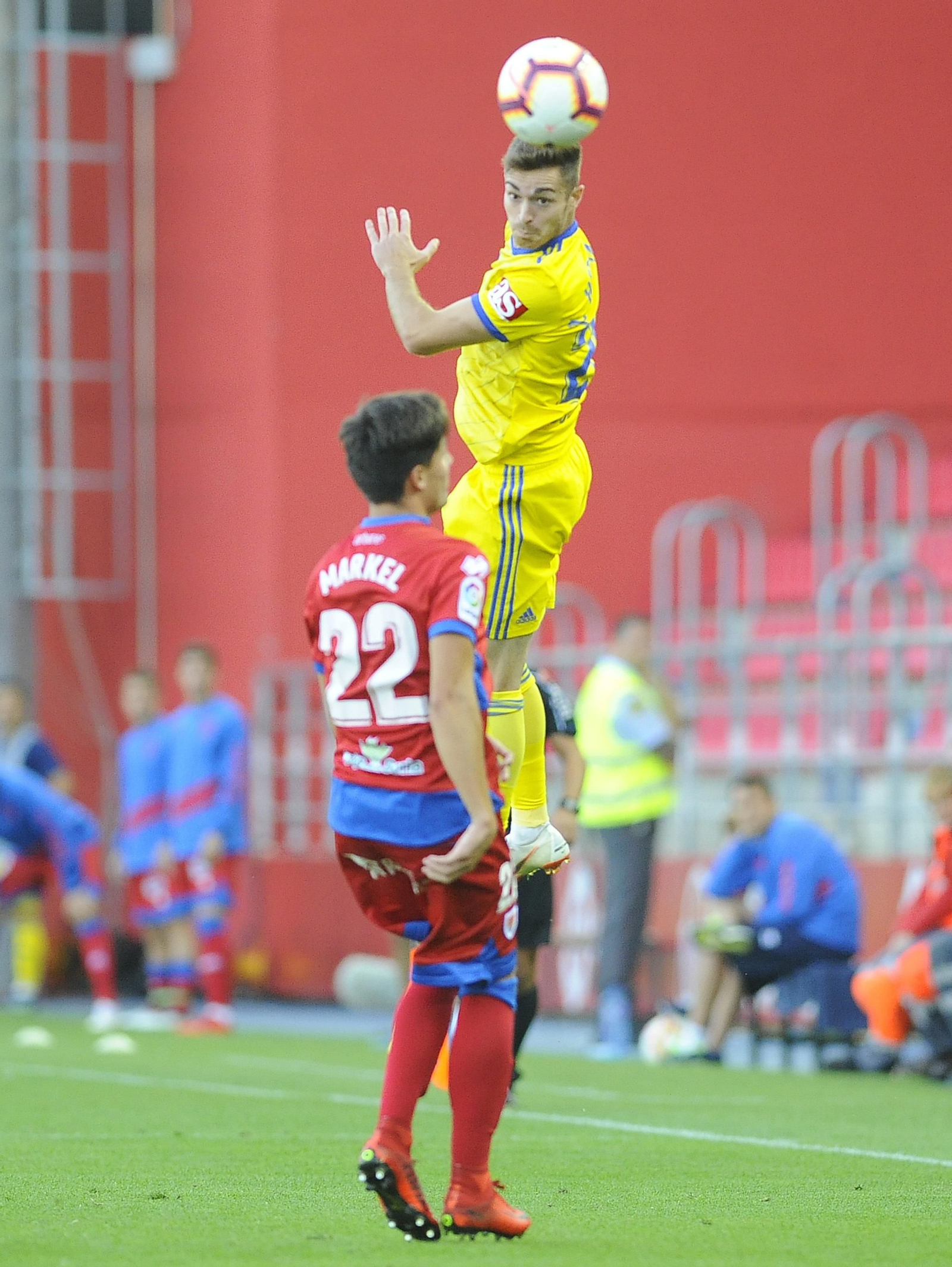 Juan Hernández supera en el salto a Markel, en el Numancia-Cádiz.