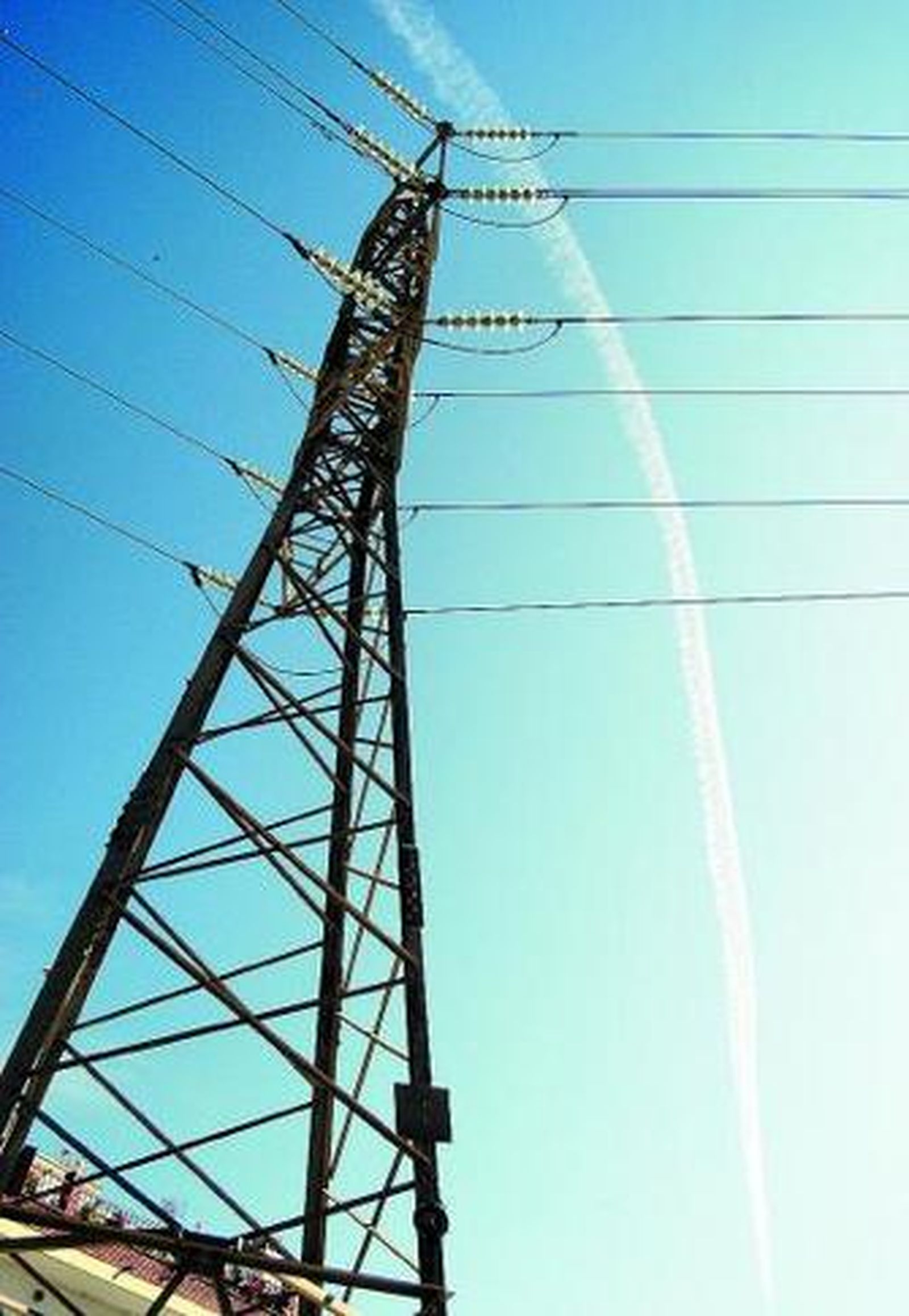 Una torre eléctrica de alta tensión.