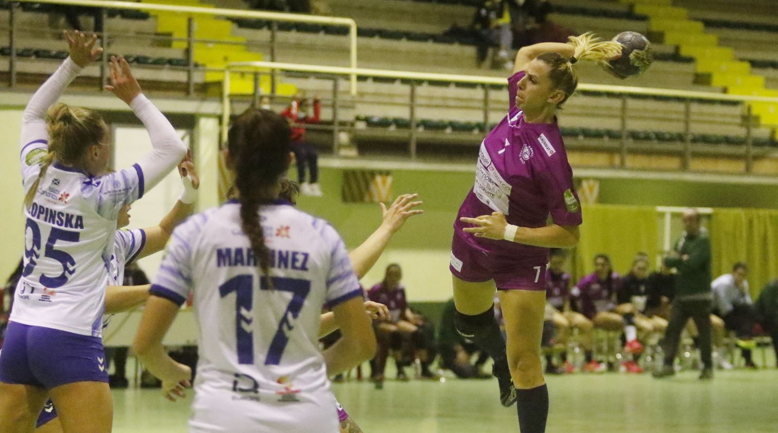 Isic saca el disparo por encima de la defensa del Salud Tenerife.