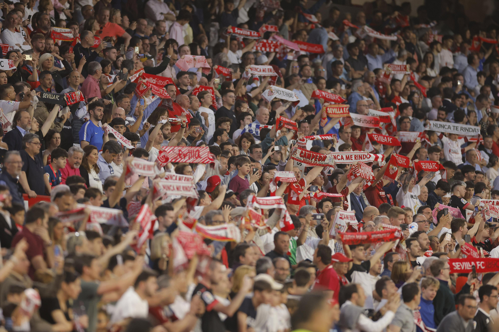 Búscate en las fotos del Sevilla-Celta