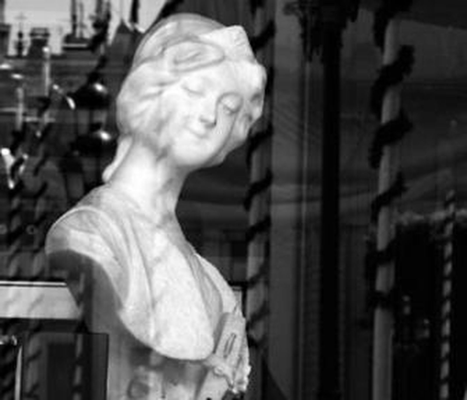 Uno de los bustos que caracterizan los locales de Robles.