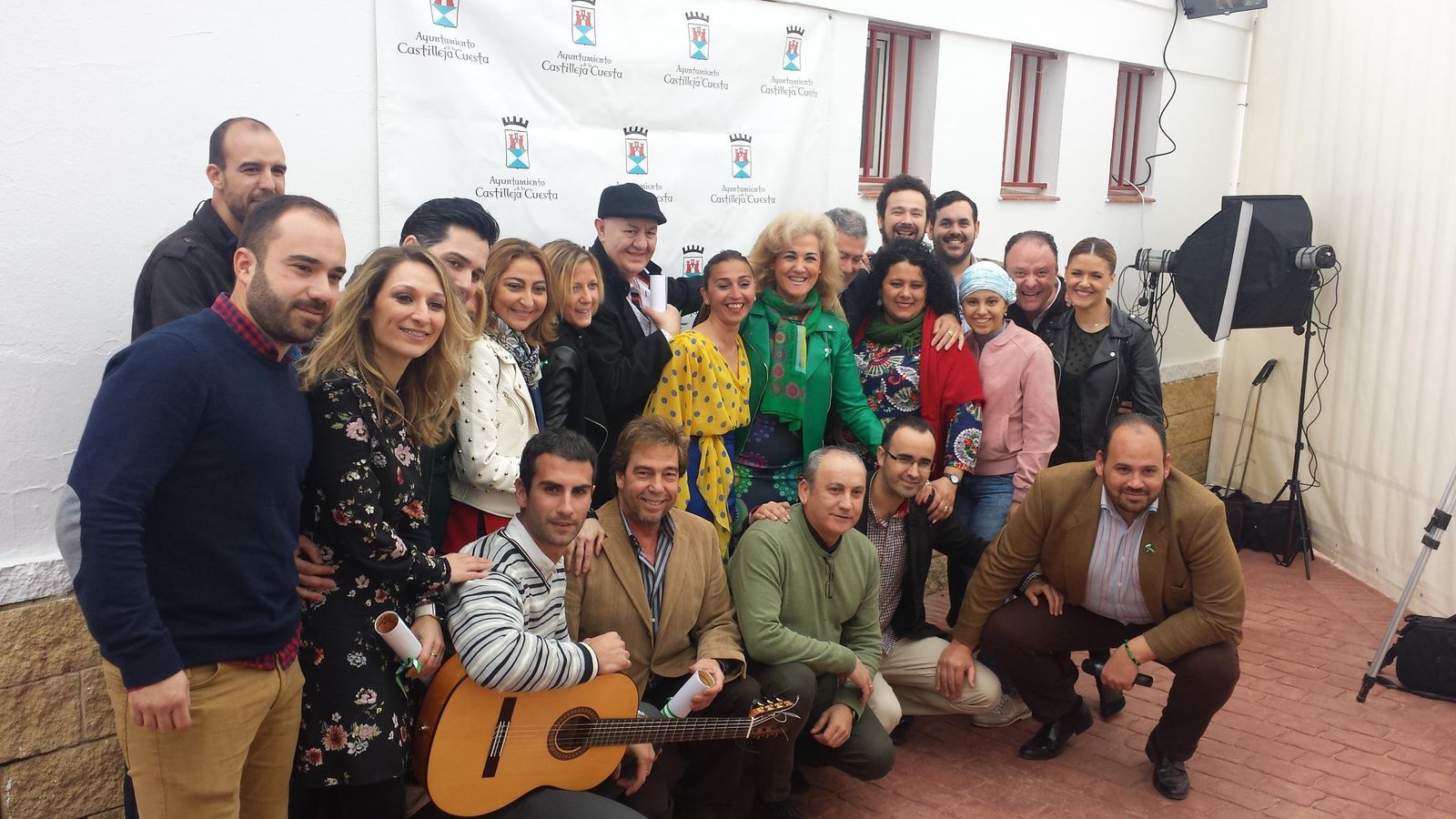 La alcaldesa acompañando a varios de los artististas que actúan en el Festival.