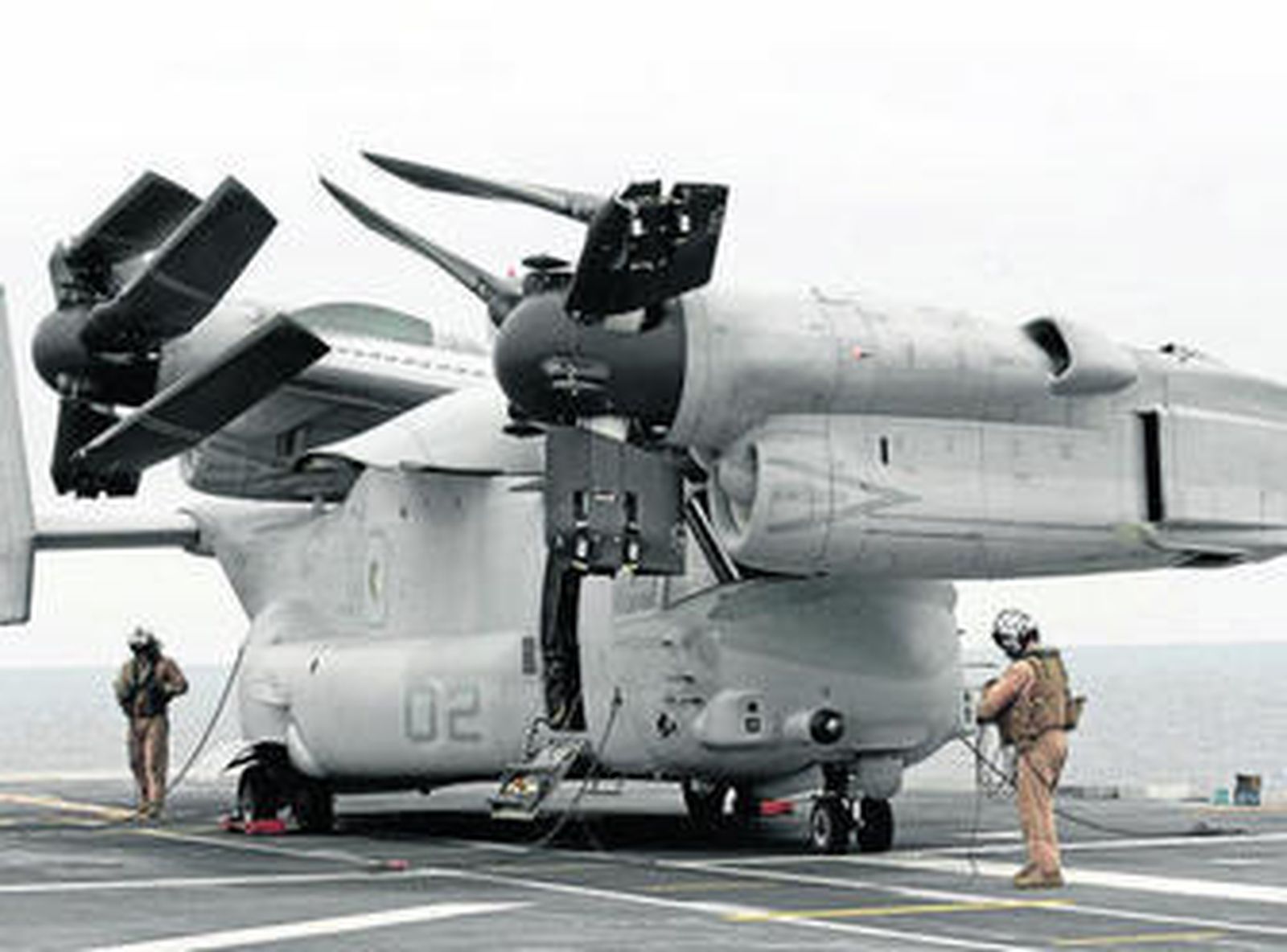 La dotación del convertiplano verifica que el plegado de las alas sobre el aparato sea correcto, antes de que descienda al dique de aeronaves.