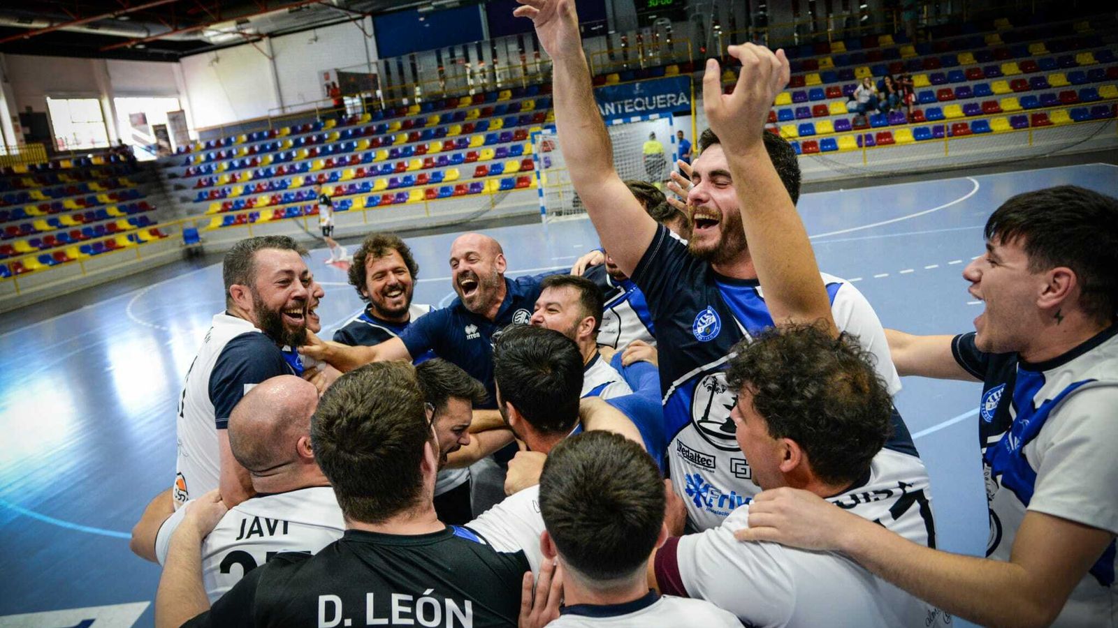 Jugadores y técnicos celebran su tercer puesto en la Final Four de Antequera.