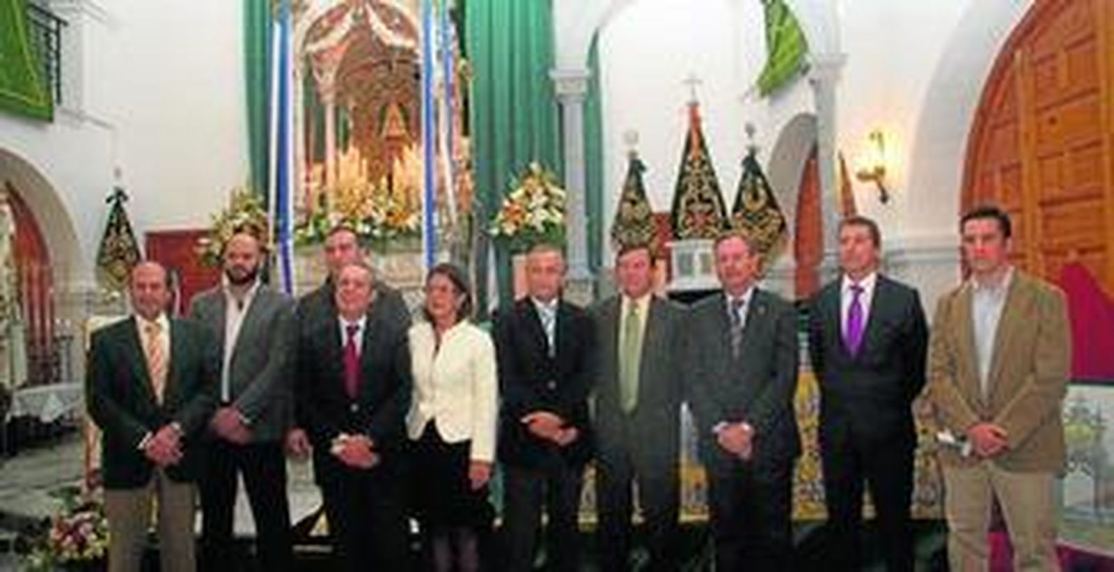 1. Presidente, hermano mayor, artistas y patrocinadores, delante de la capilla de la Hermandad de Huelva en la presentación realizada ayer de las primeras piezas del retablo cerámico. 2. José María Carrasco Salas, Sergio Cruz y Juan Luis Aquino, ante el paño frontal del retablo. 3. Numeroso público se dio cita en la noche de ayer en el acto de presentación. 4. Las piezas que se dieron a conocer ayer junto a la carreta del Simpecado de Huelva.