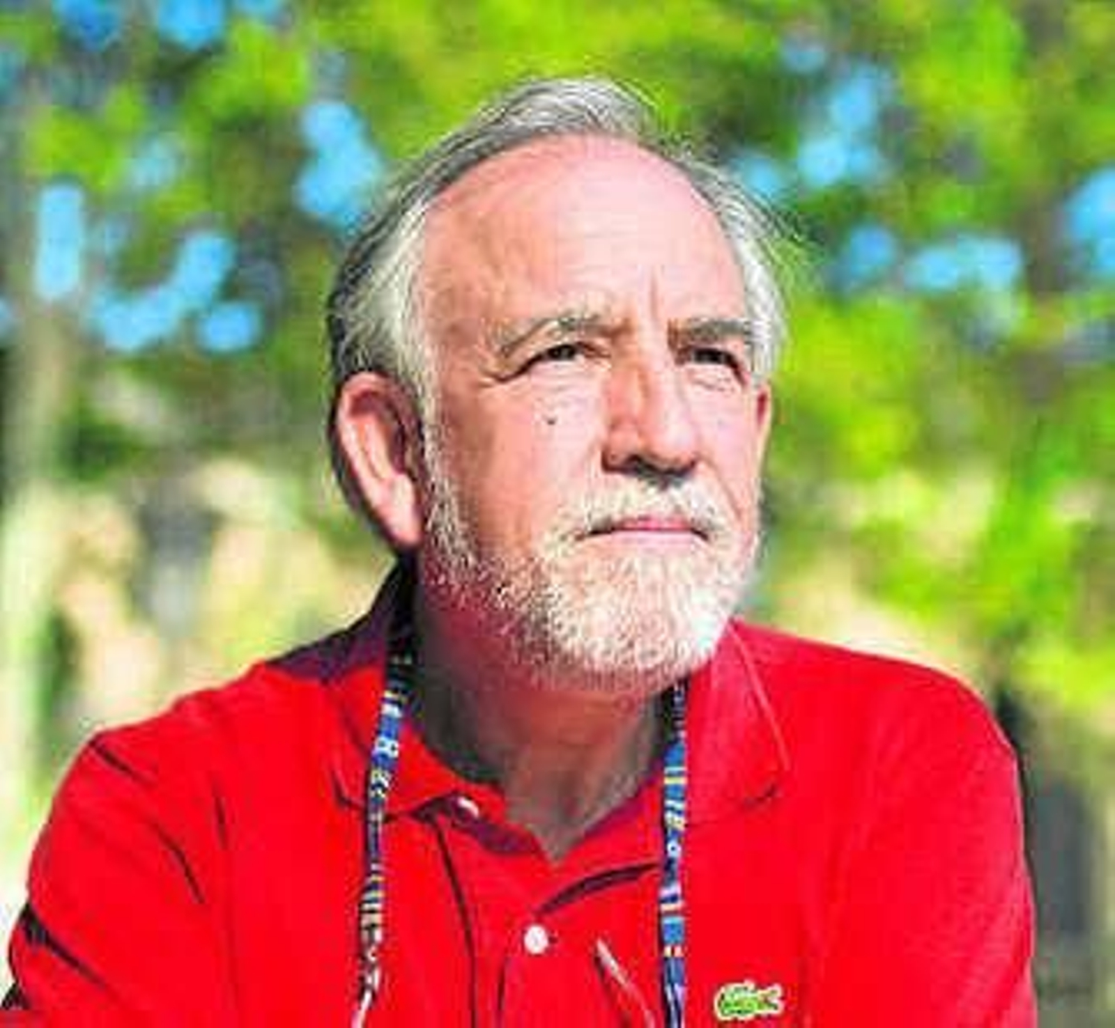 Adolfo Fernández, ingeniero de Caminos de profesión, posa bajo la arbolada de la Plaza Nueva.