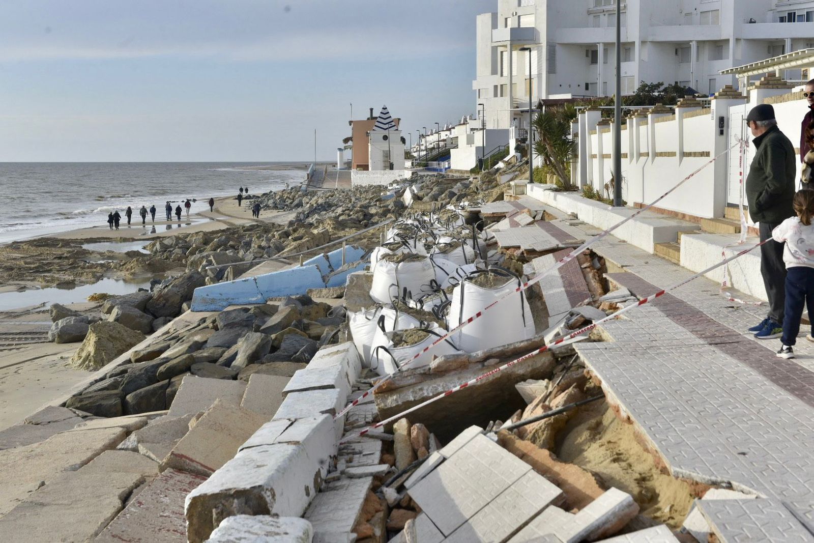 El paso de la borrasca Francis hace estragos en Matalascañas