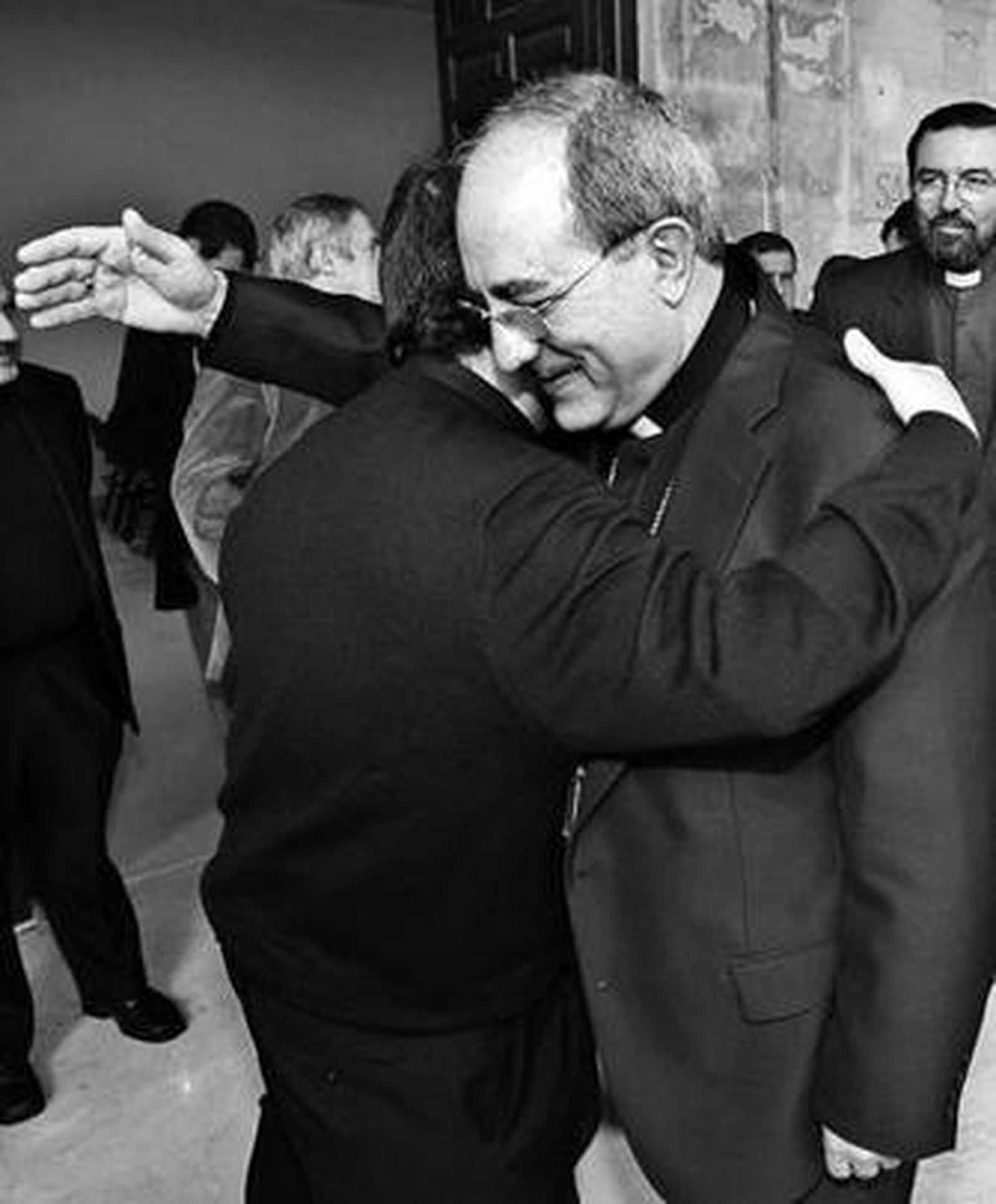 El obispo castellano-manchego recibe un abrazo por su nombramiento.