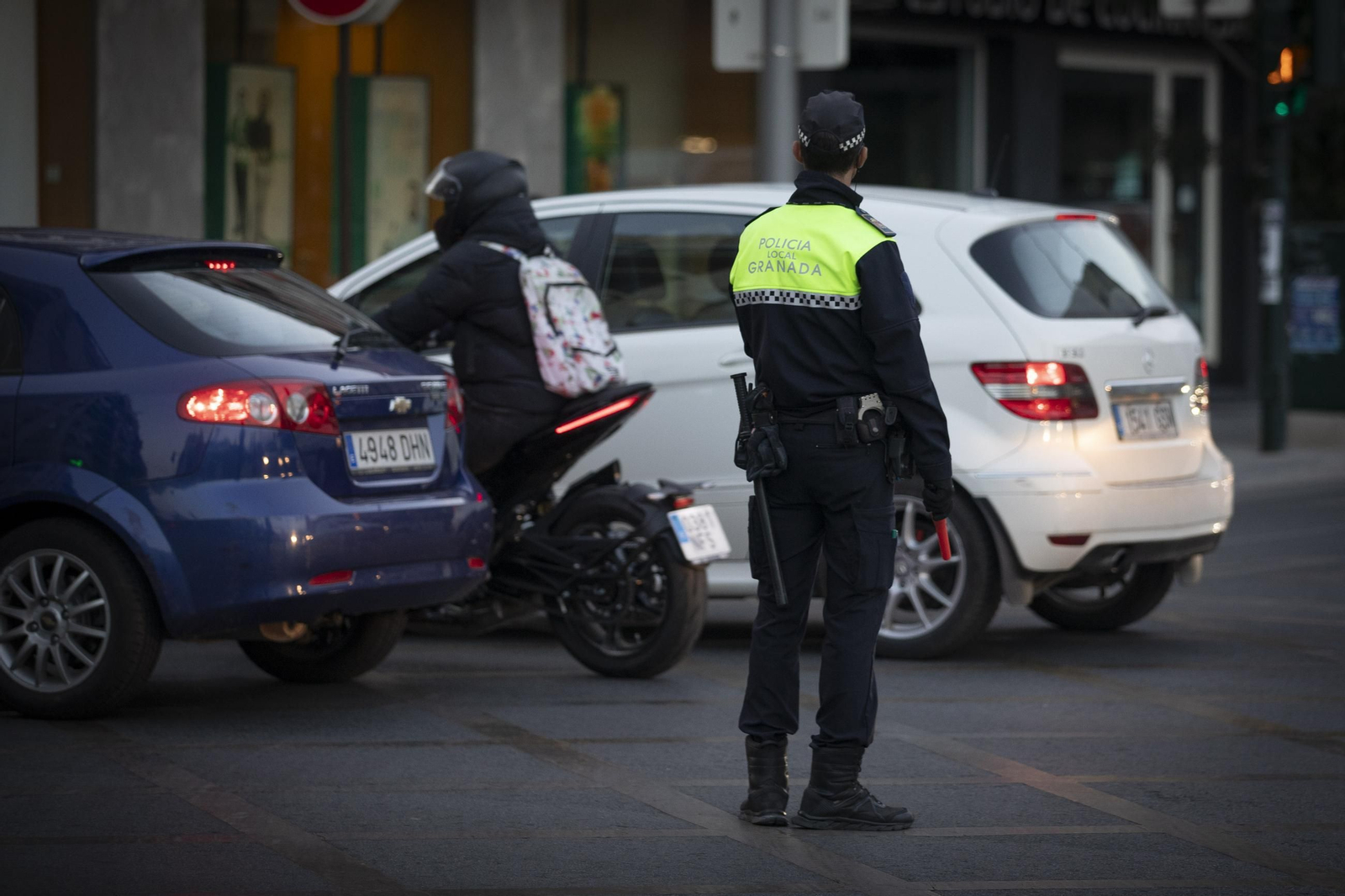 Un agente de Tráfico de la Policía Local de Granada