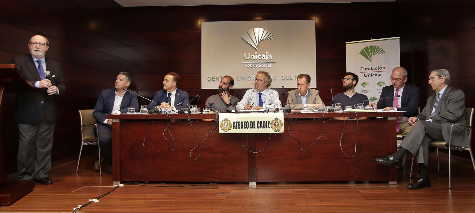 Los asistentes en el debate en la Fundación Unicaja asisten a la intervención del presidente del Ateneo, Ignacio Moreno Aparicio.