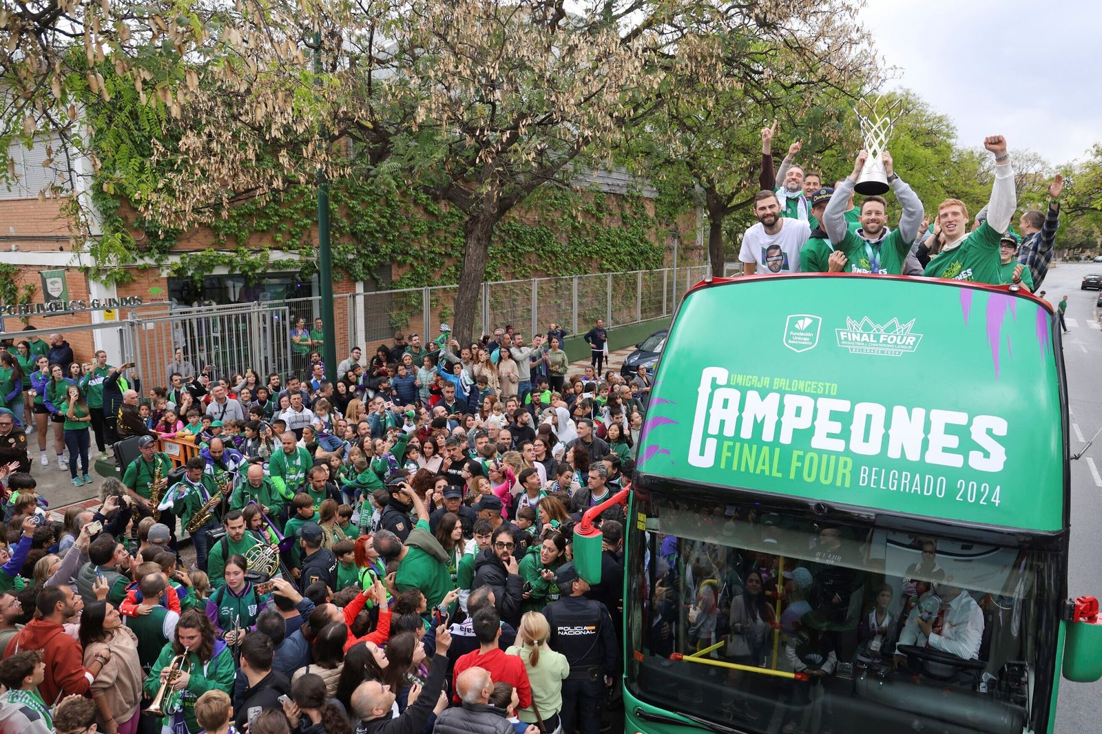 El Unicaja celebra en las calles de Málaga el título de la BCL