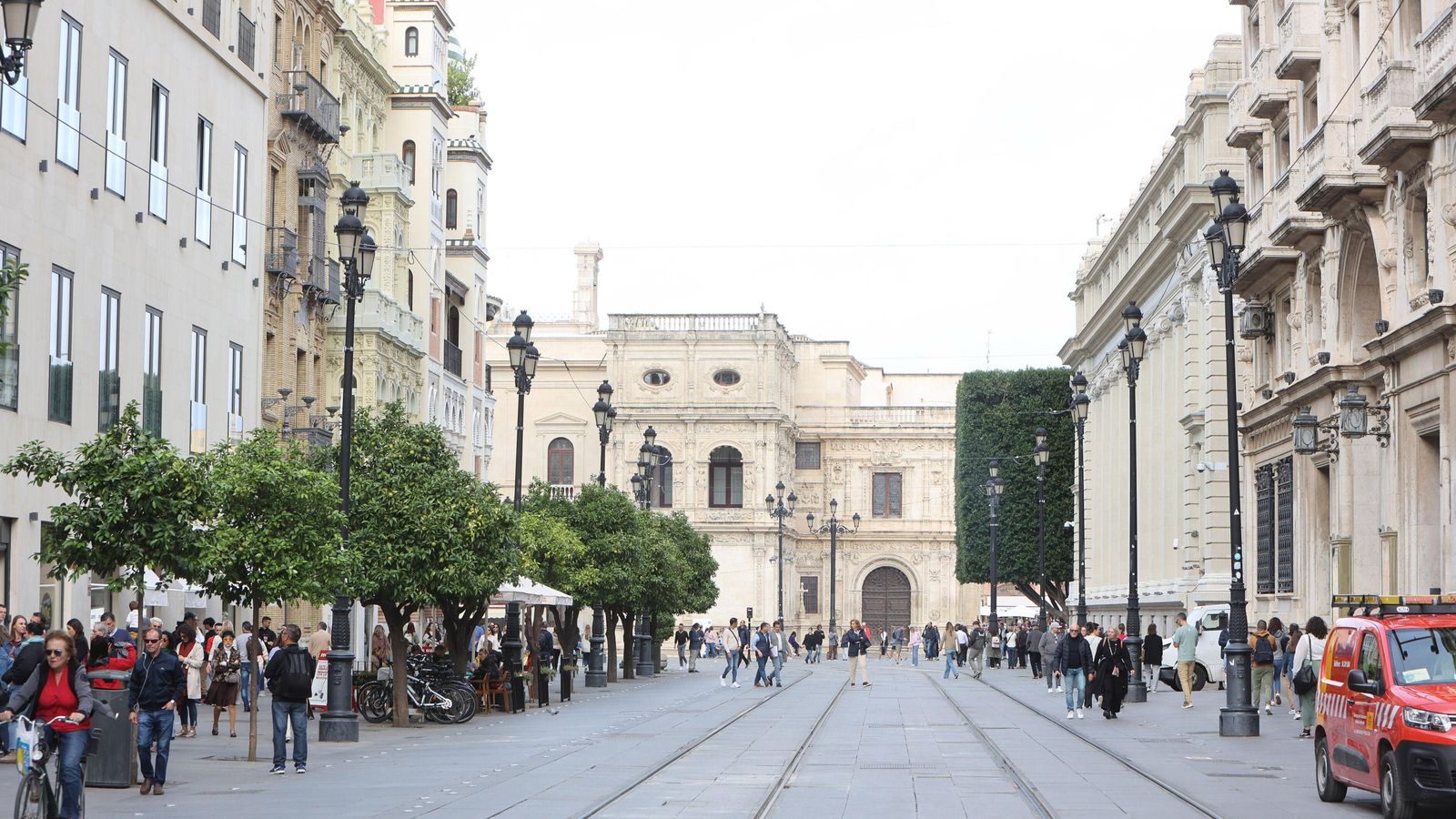 Varias personas pasean por el tramo de la Avenida de la Constitución más cercana a la Casa Consistorial.