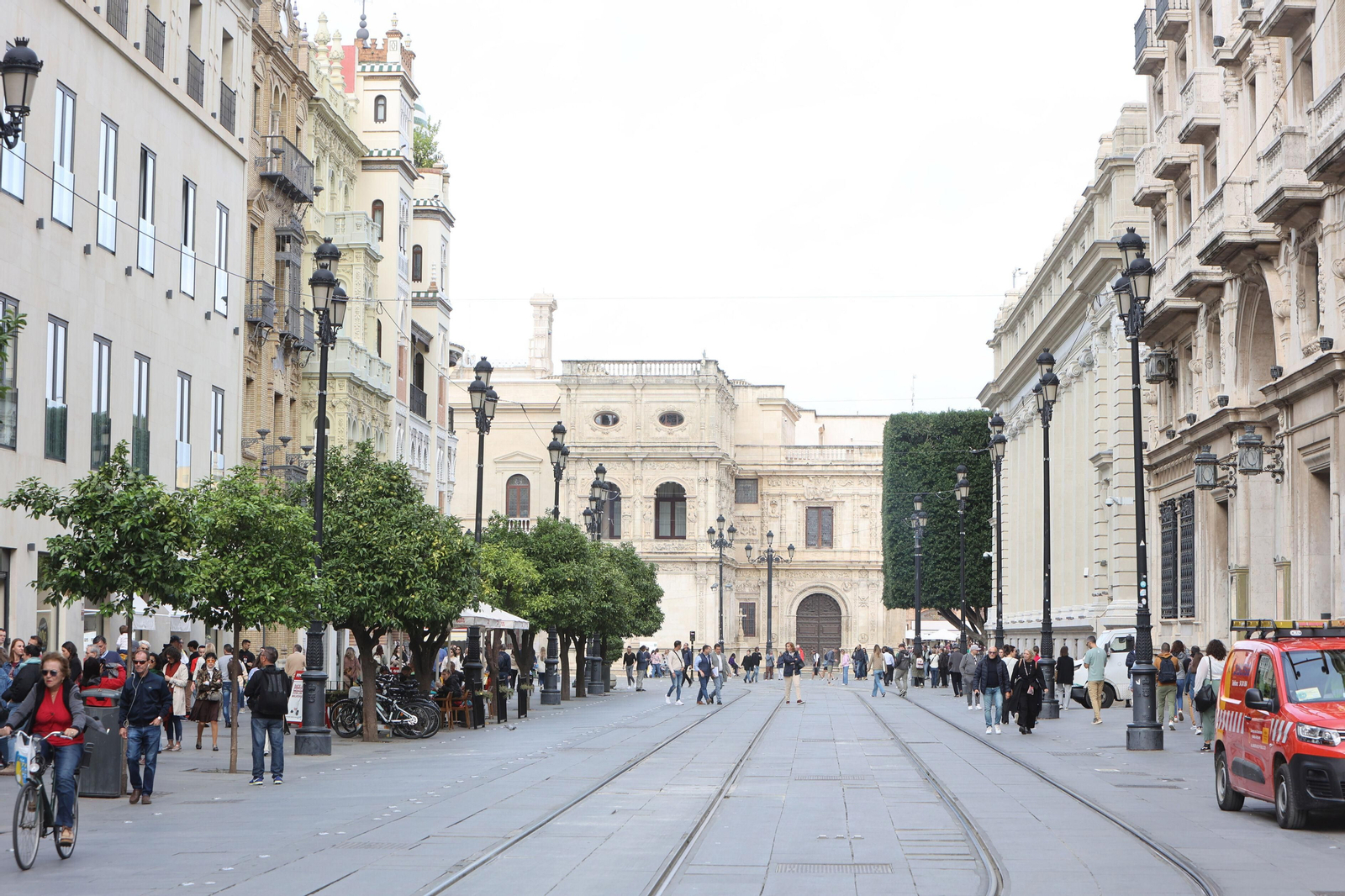 Varias personas pasean por el tramo de la Avenida de la Constitución más cercana a la Casa Consistorial.