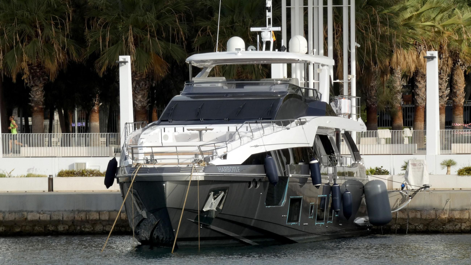Super yate 'Harbotle' mostrando su nombre a proa atracado en el muelle dos