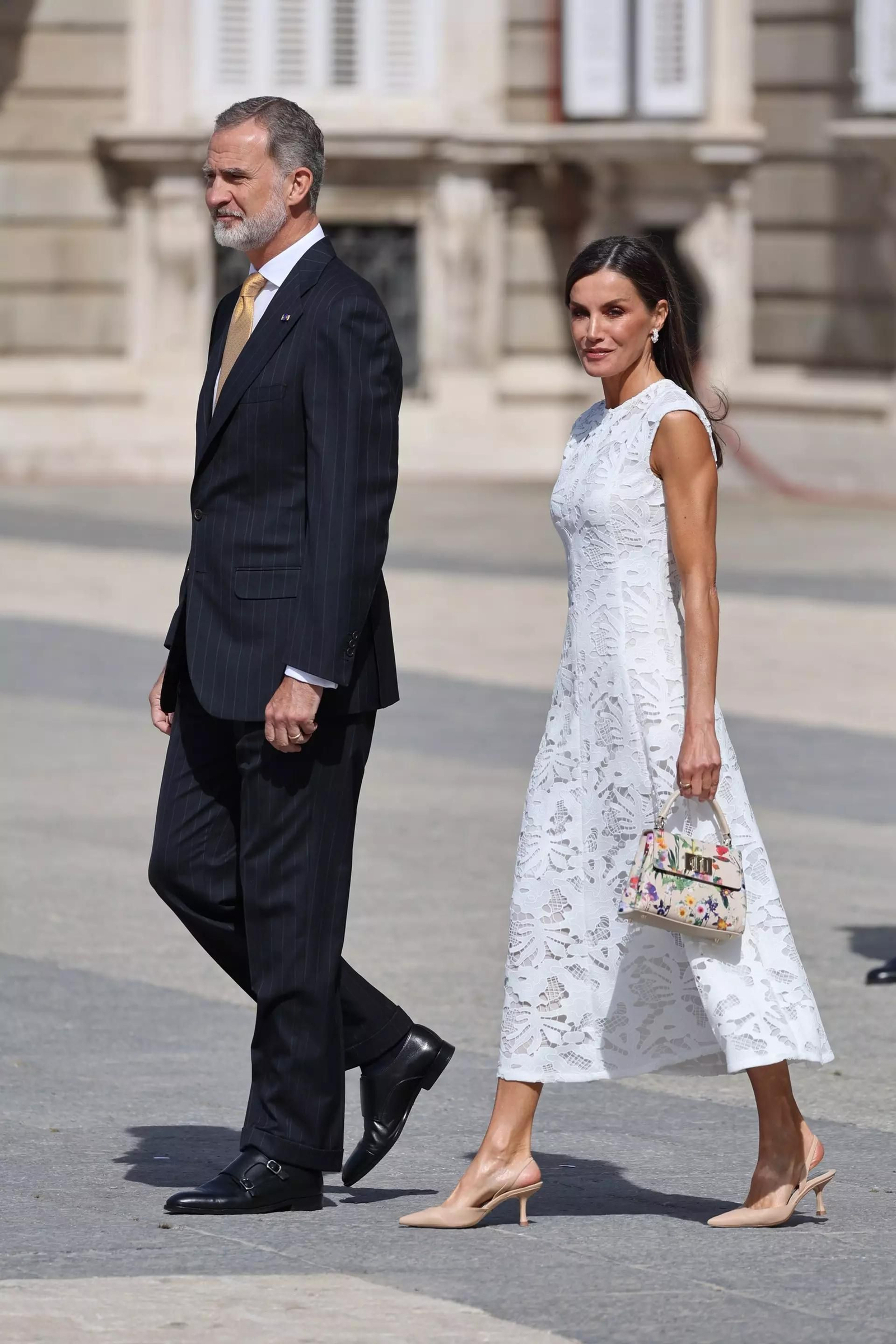 La Reina Letizia con vestido blanco de encajes.