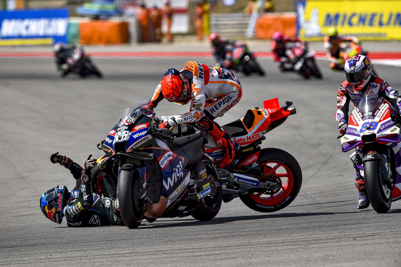 Marc Márquez se llevó por delante a Oliveira en Portimao.
