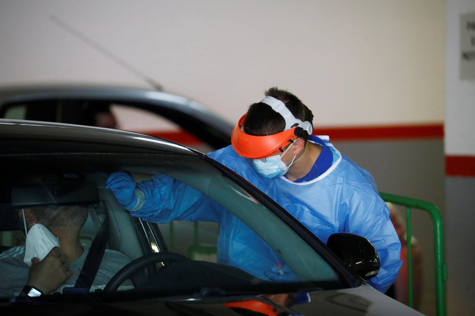 Un profesional sanitario recoge muestras en el autocovid del Castilla del Pino.