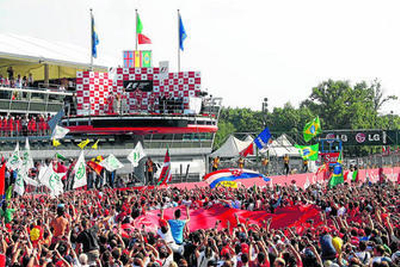 Alonso gana en la casa de Ferrari