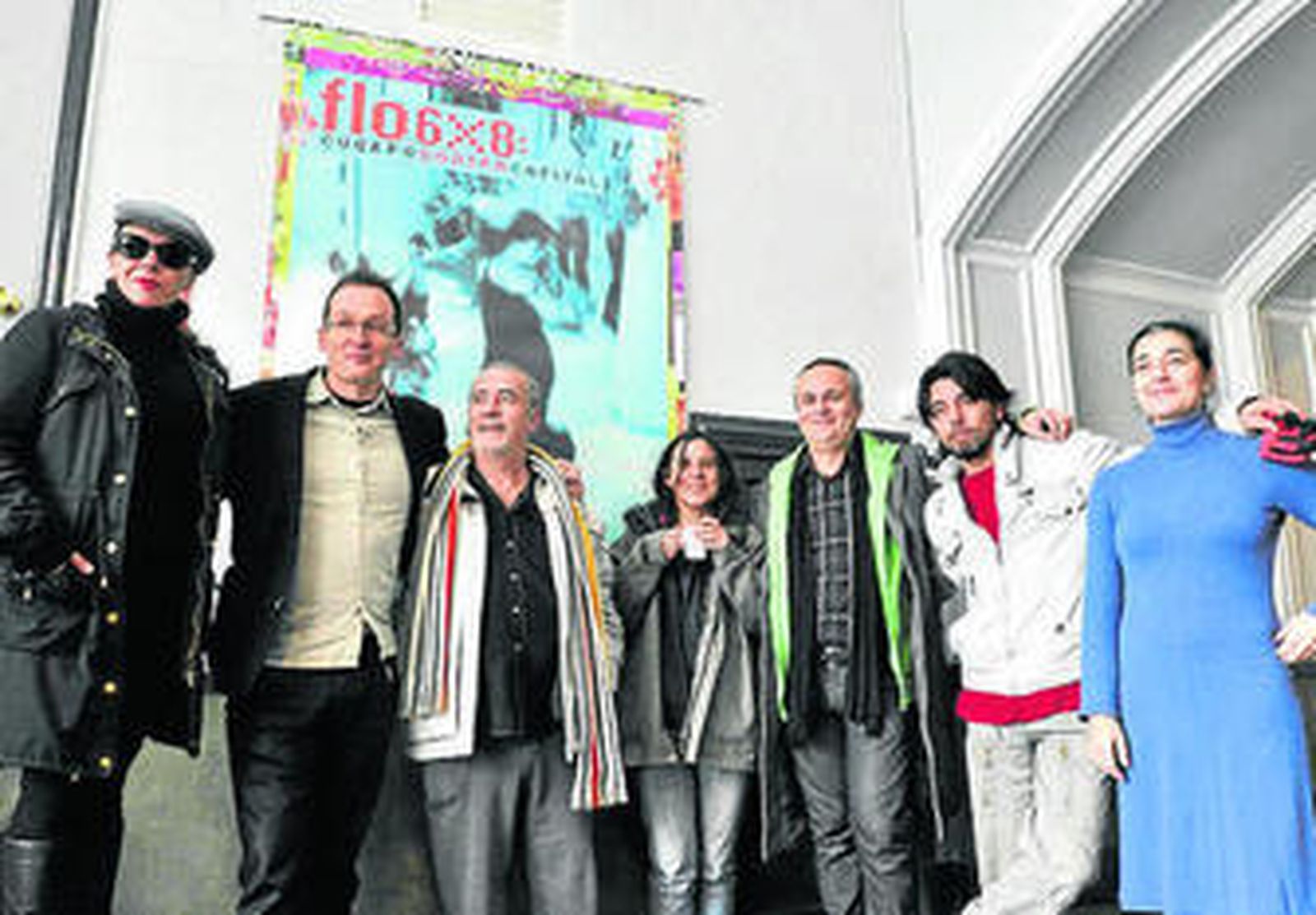 Ortiz Nuevo, en el centro, con Cifuentes y miembros del colectivo.