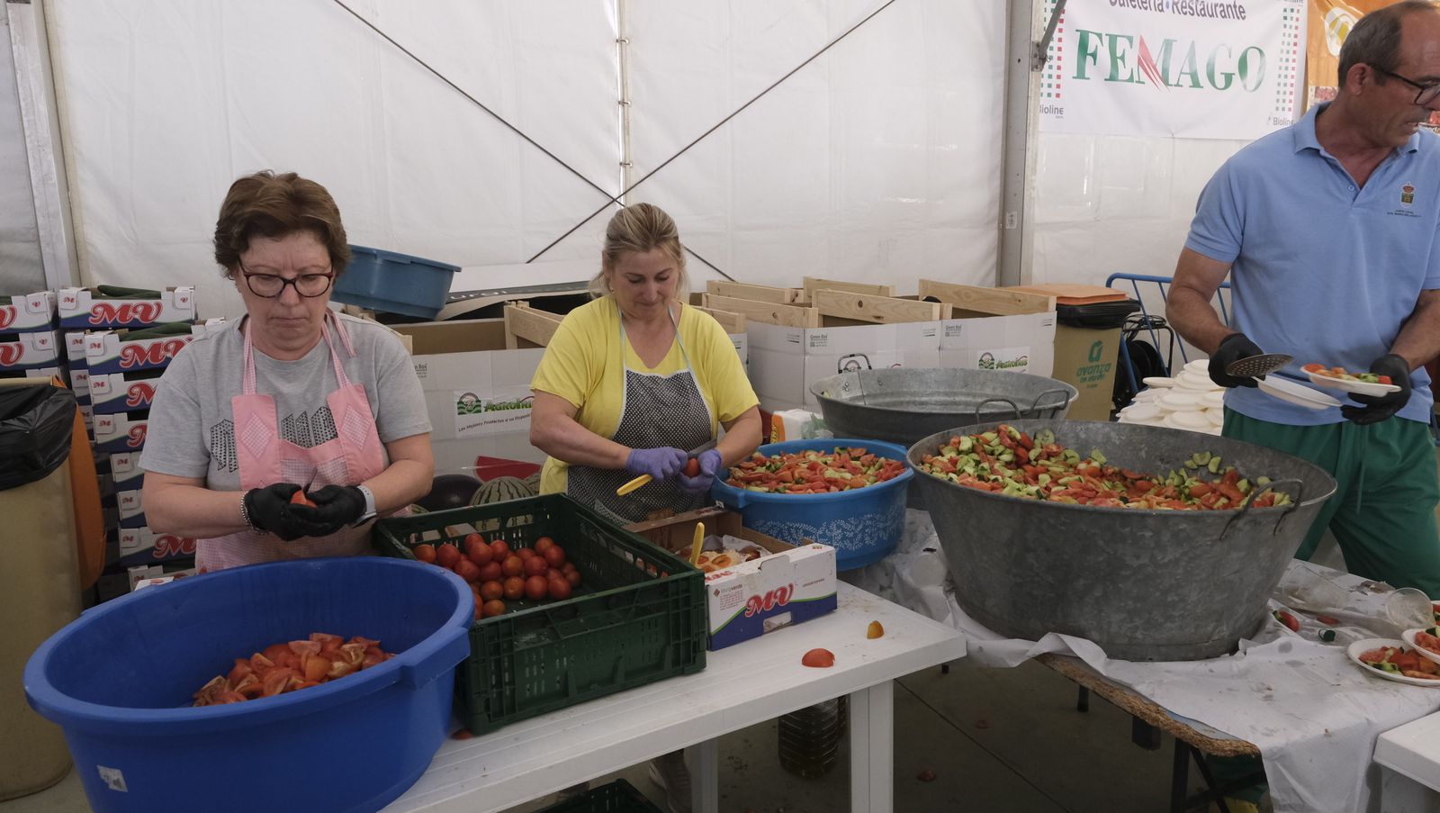 Imágenes de la degustación de huevos fritos con chorizo, en las Fiestas de Santa María del Águila