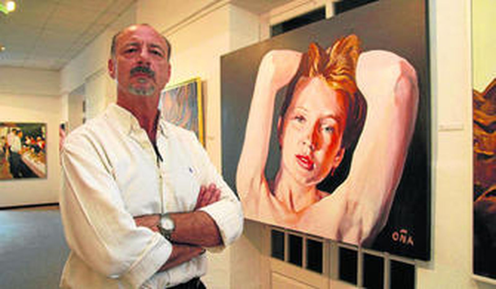 El pintor Javier Oña, anoche en la inauguración de su exposición portuense.