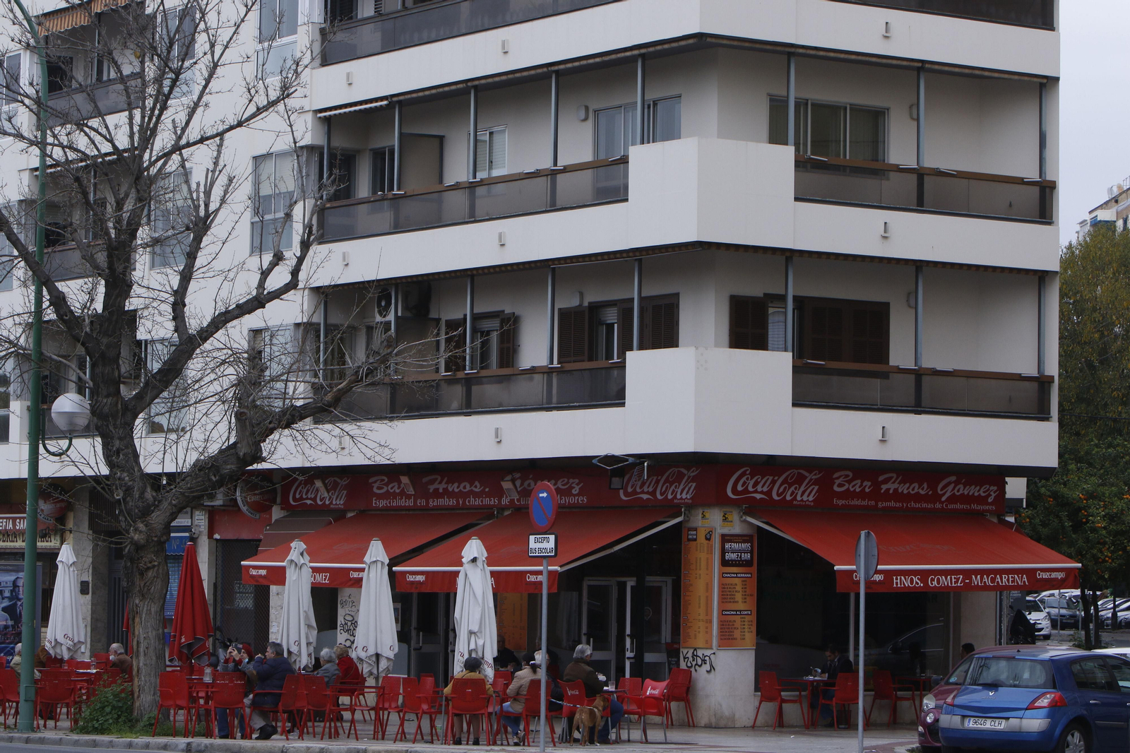 Un edificio residencial en la confluencia de las calles Muñoz León y Florencio Quintero.