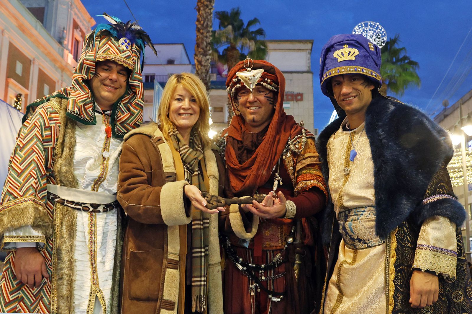 Imágenes del Heraldo Real anunciando la llegada de los Reyes Magos a Huelva