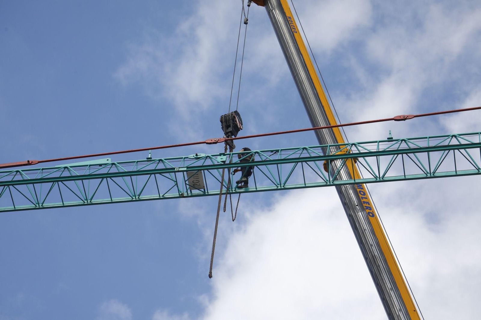 La retirada de la grúa del Templo Romano de la calle Claudio Marcelo, en imágenes