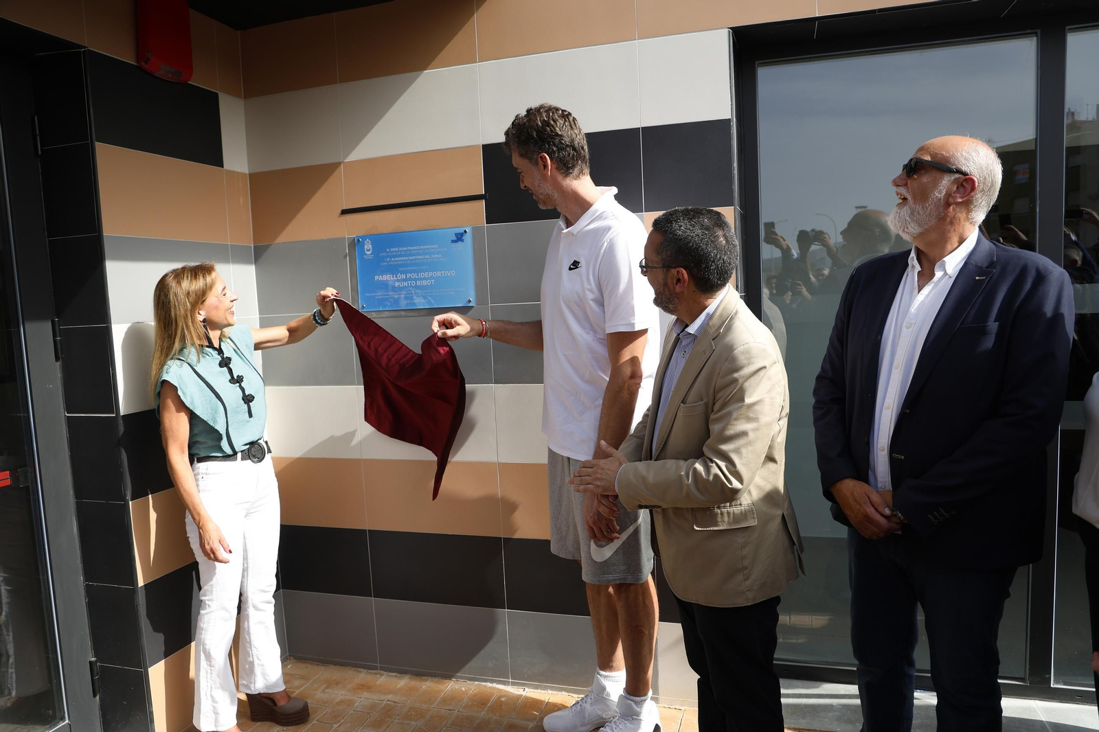 fotos de la inauguración con Pau Gasol del nuevo pabellón deportivo de Punto Ribot en La Línea