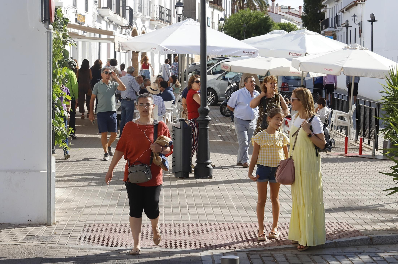 Gran ambiente en Aracena para ver la salida de la Vuelta Ciclista a España, en imágenes
