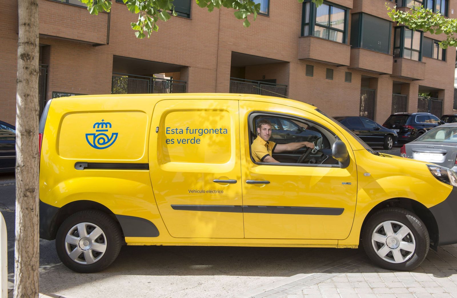 Una furgoneta de Correos de servicio.