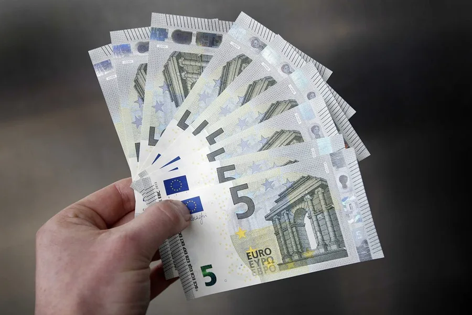 Varios billetes de cinco euros.