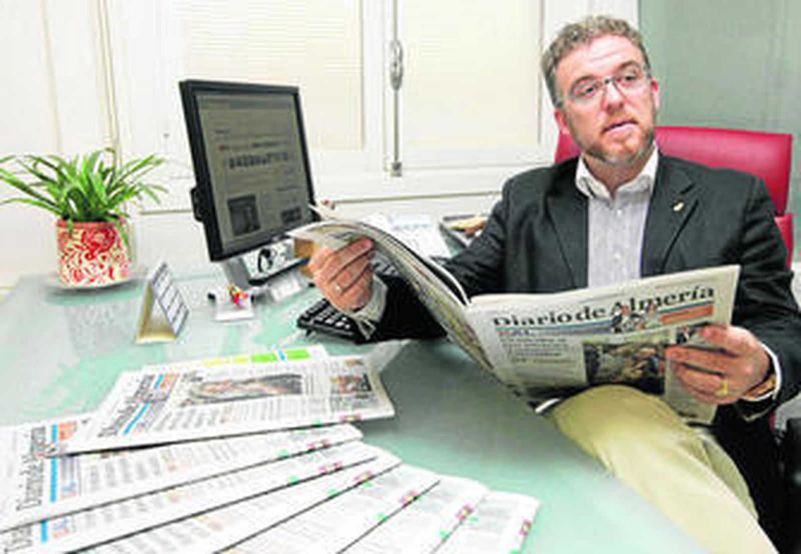 El concejal de Cultura se interesó por la actualidad.